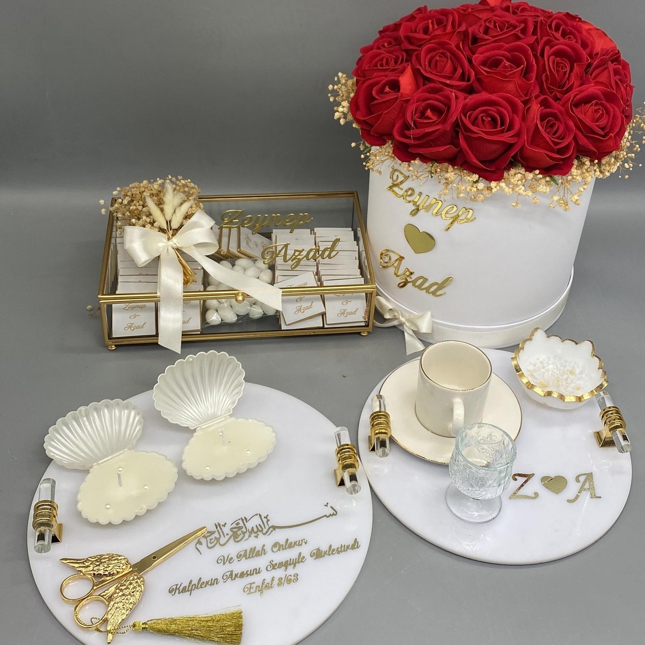 İsteme Çiçeği, Çikolatası ve Söz-Damat Kahve Tepsisi 4'lü Set - Kırmızı Gül Demeti, Çikolata Kutusu, Söz ve Damat Kahve Tepsisi (Gold)