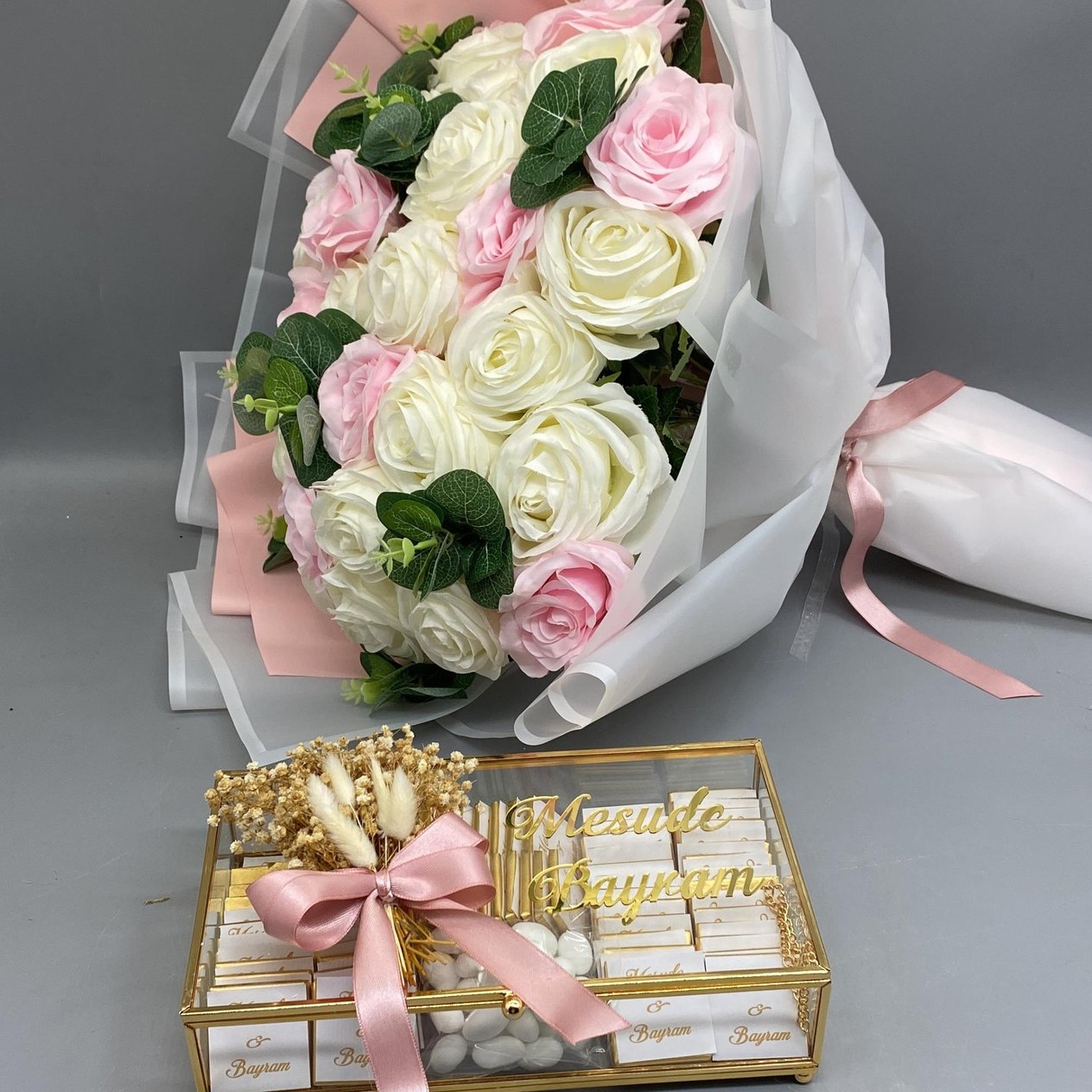 İsteme Çiçeği ve Çikolatası - Pembe-Beyaz Gül Buketi ve Gold Çikolata Kutusu 