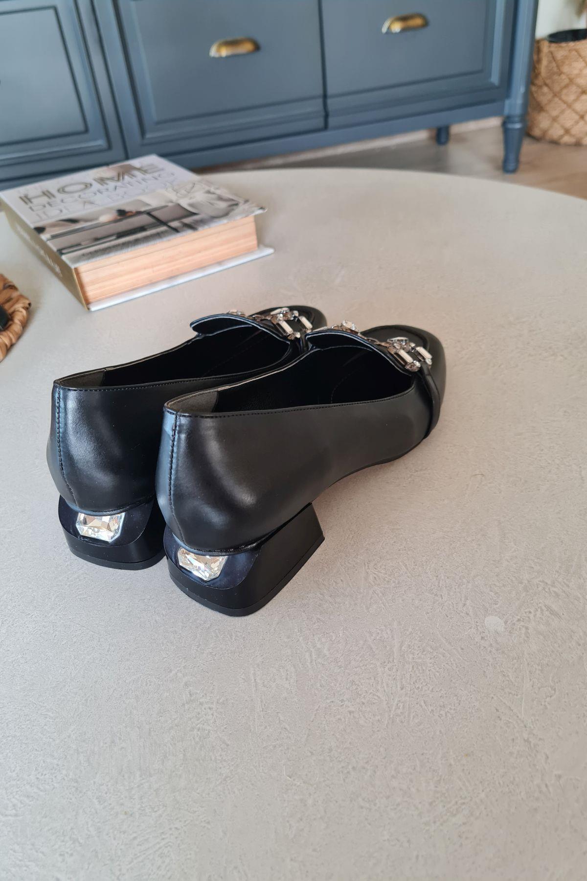 10 1832 Topukla Kadın Loafer Toka Detaylı Deri Makosen Günlük Ayakkabı Siyah