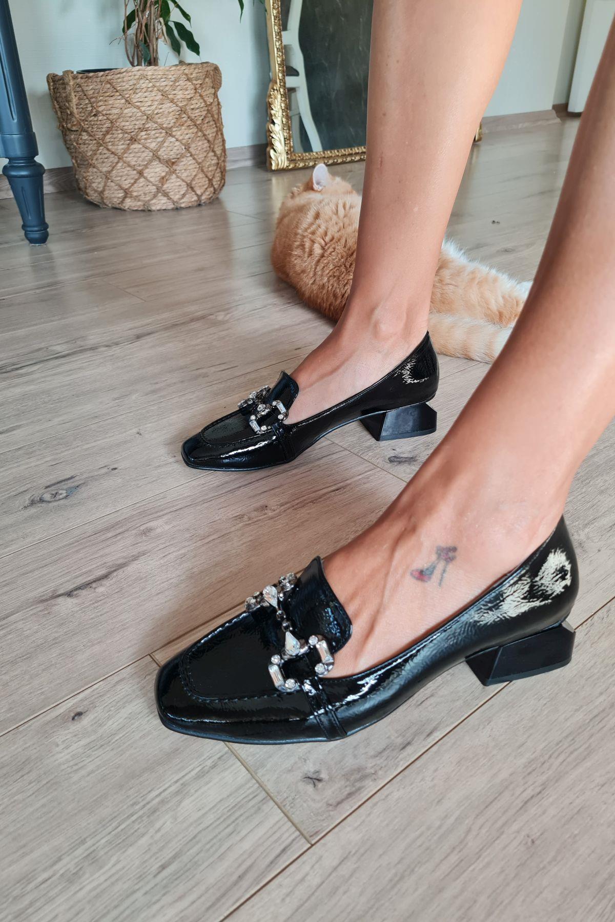 10 1832 Topukla Kadın Loafer Toka Detaylı Deri Makosen Günlük Ayakkabı Siyah
