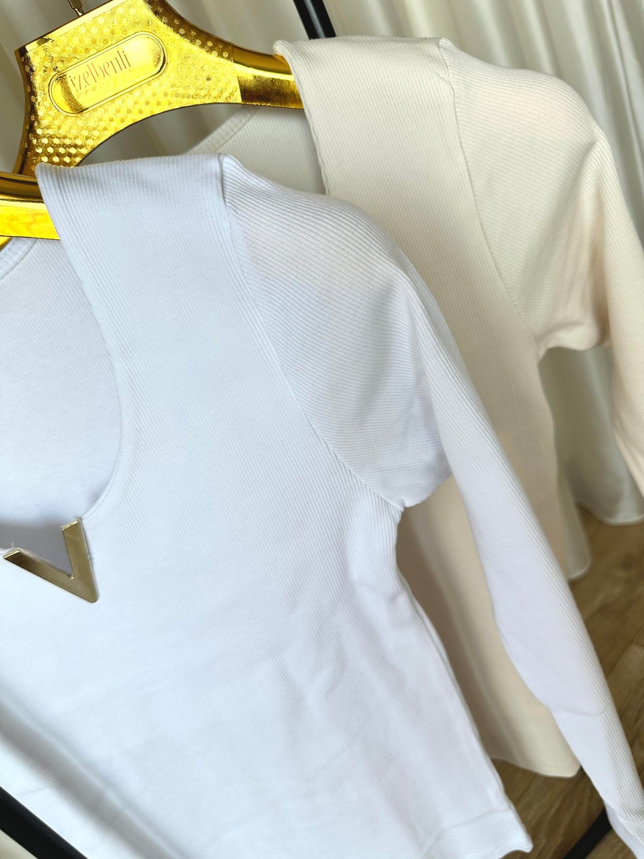 V aksesuarlı body