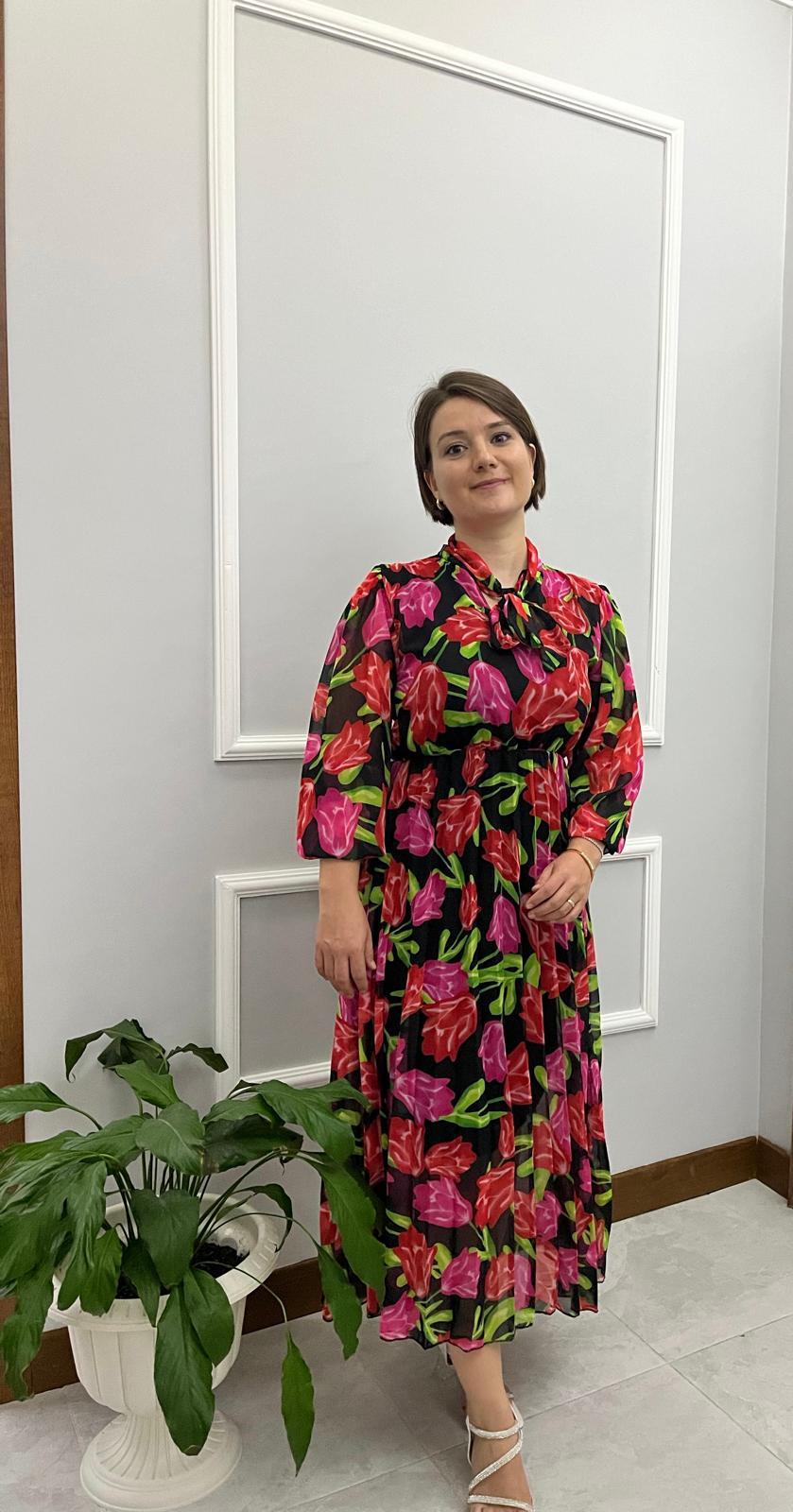 Yaka Bağlamalı Desenli Şifon Elbise