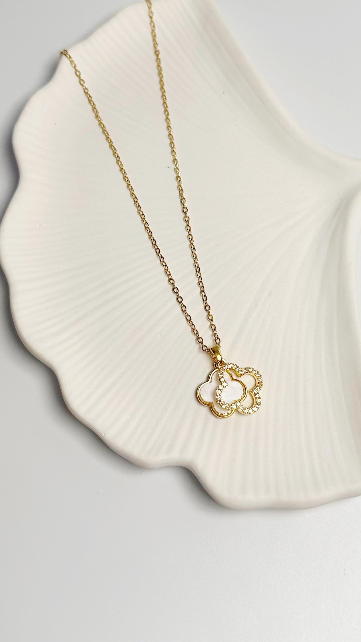 Taşlı Sedef Yonca Model Gold Çelik Kolye