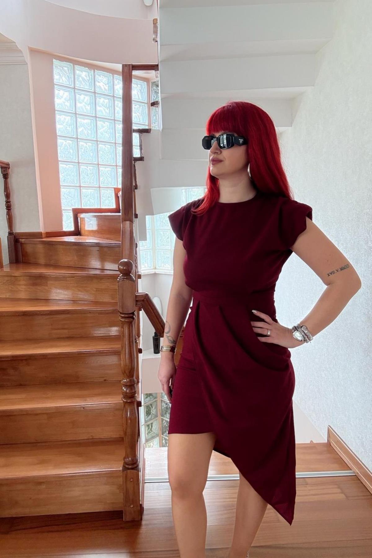 Bordo Vatkalı Asimetrik Kesim Elbise