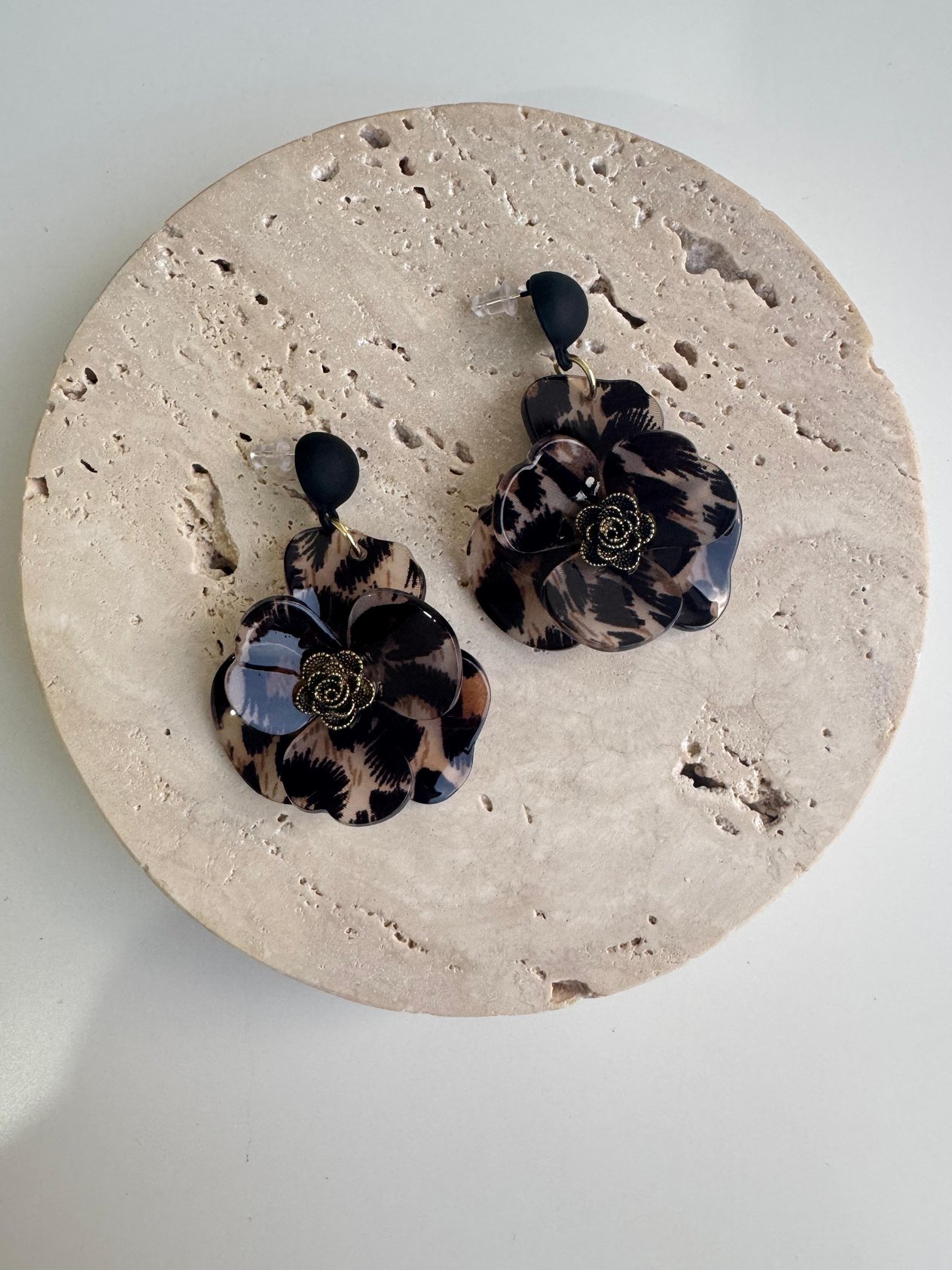 Siyah Leoparlı Reçine Küpe