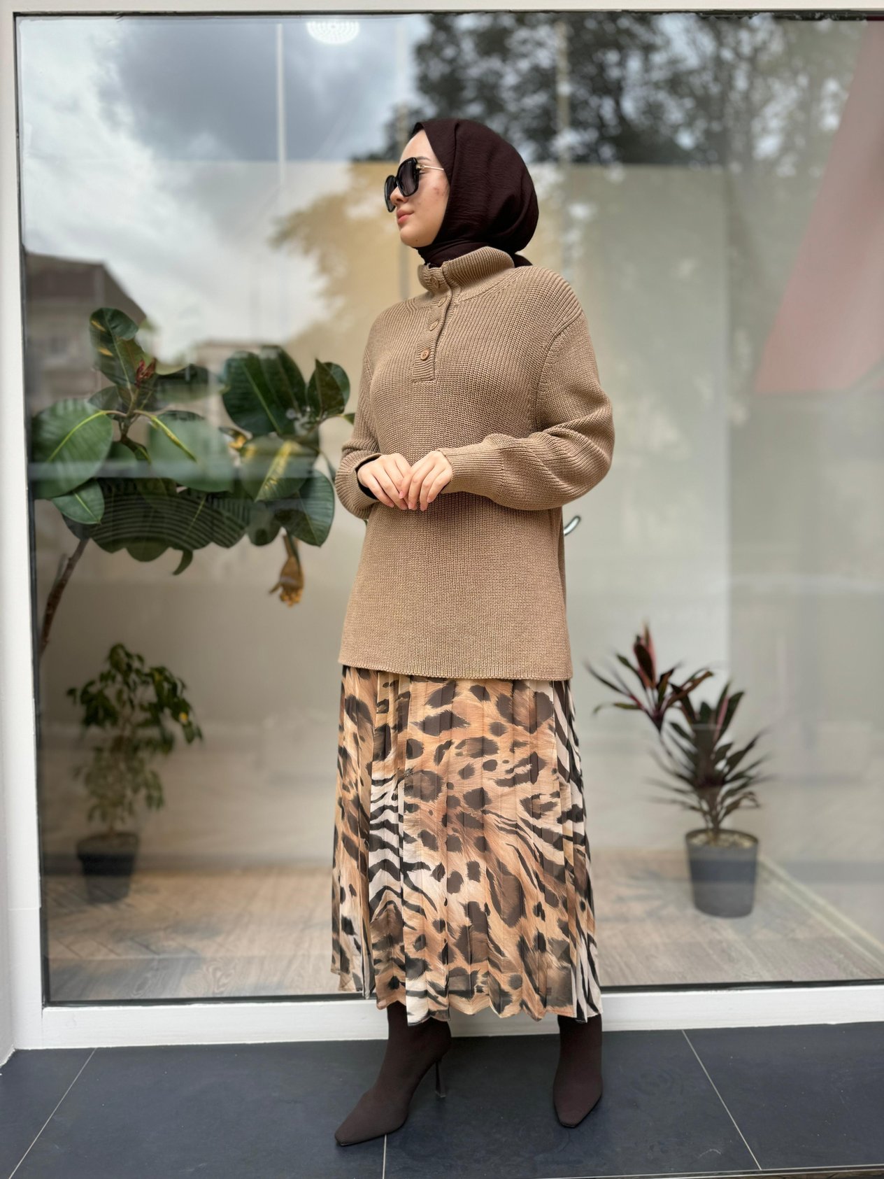 Maniz Yaka Düğmeli Kadın Kazak Camel