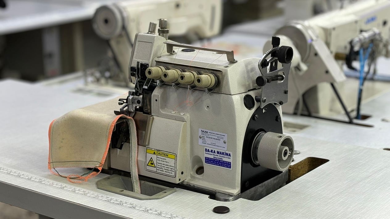 YUKI Model 5 İplik Transportlu Overlok Makinası