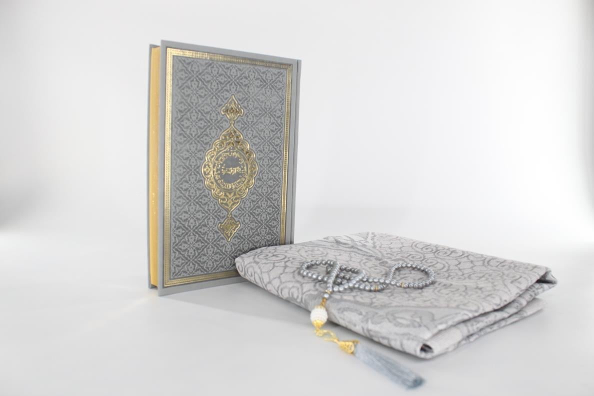 Hac ve Umre Hediyeliği - Kur'an, Seccade, Tesbih SETİ - GRİHac ve Umre Hediyelik Set - Kur'an, Yasin, Tesbih, Seccade
