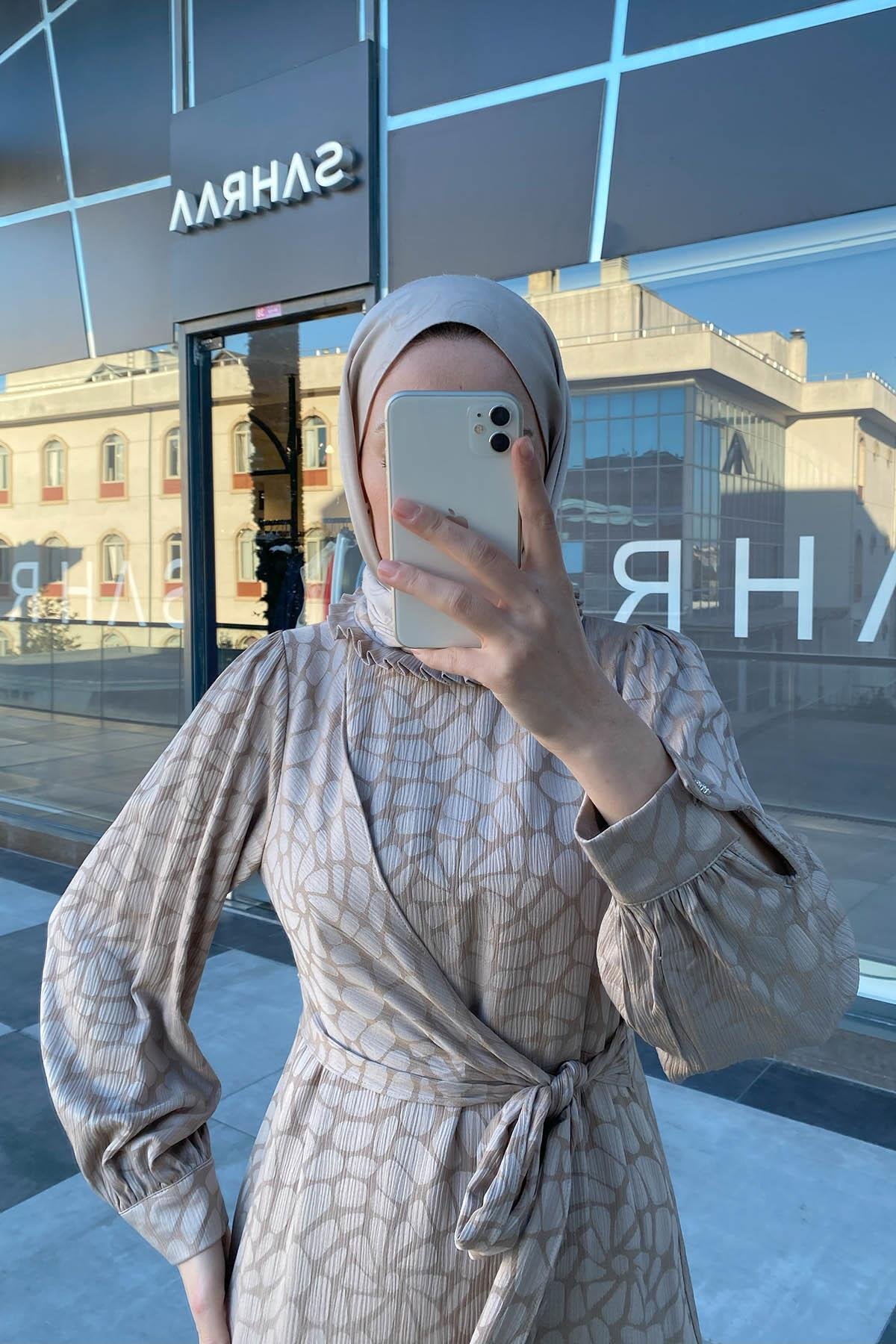 Kendinden Desenli Elbise Bej