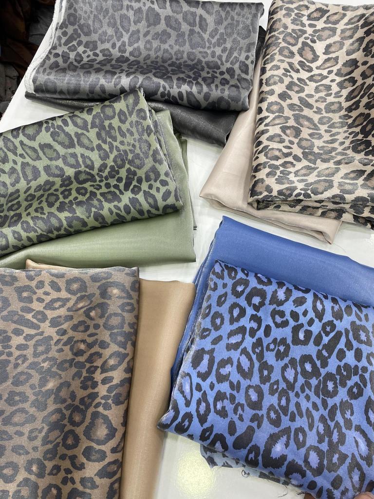 Işıltı Organze Leopar Desen Saten Kumaş