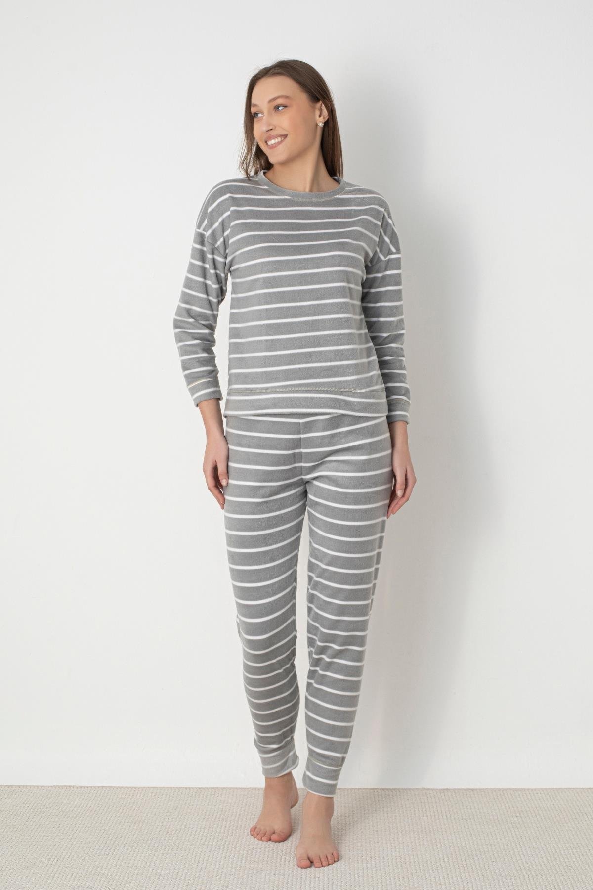 Dofi Kadın Gri Çizgili Flanel Polar Pijama Takımı – Sıcak ve Rahat