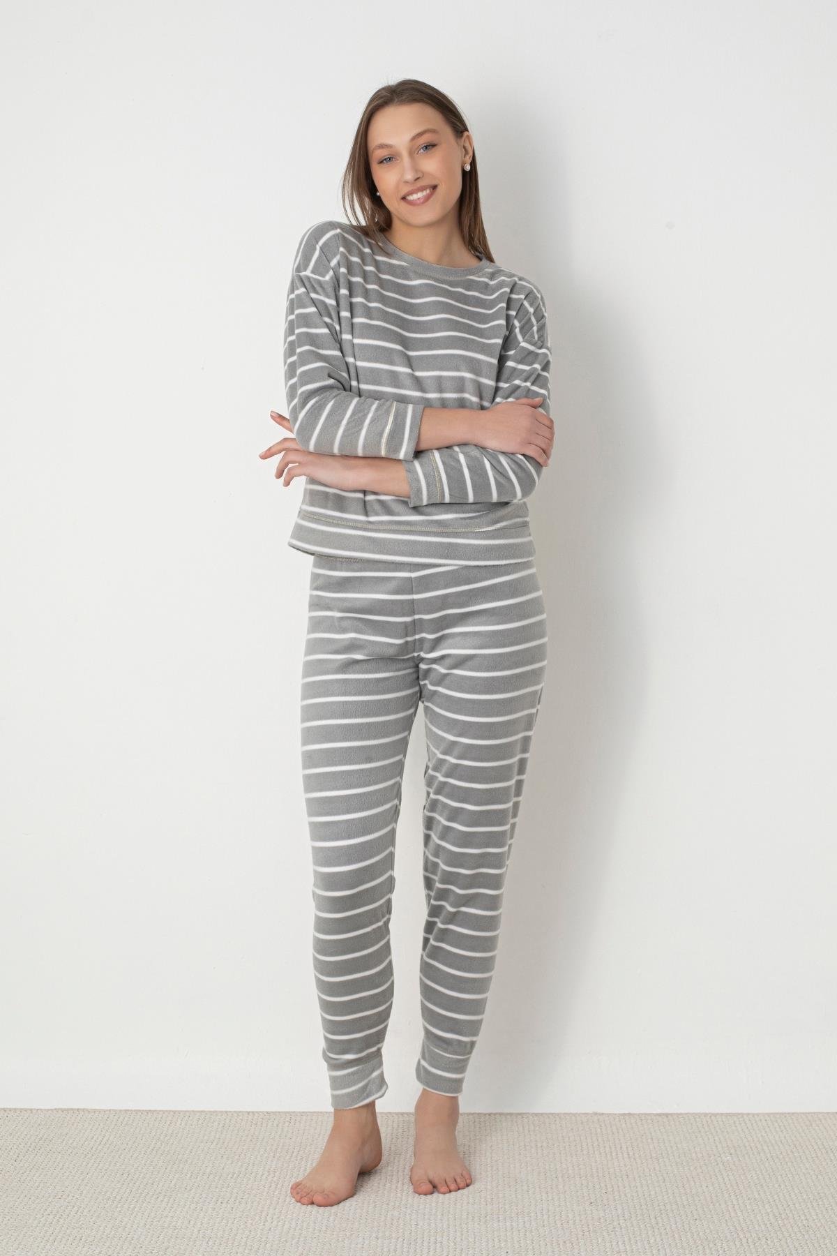 Dofi Kadın Gri Çizgili Flanel Polar Pijama Takımı – Sıcak ve Rahat