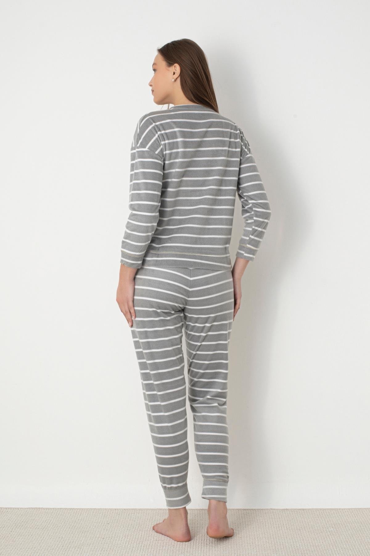 Dofi Kadın Gri Çizgili Flanel Polar Pijama Takımı – Sıcak ve Rahat