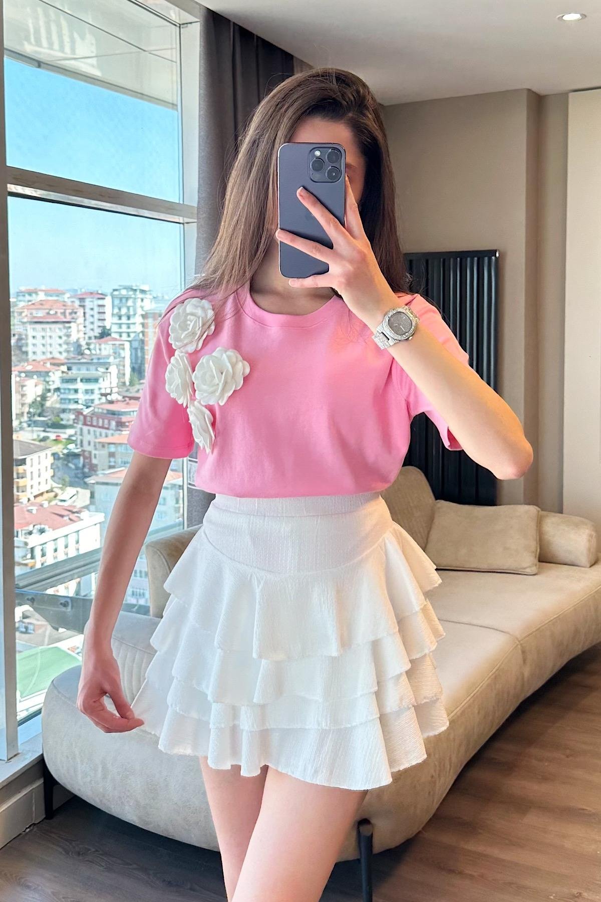 GÜL AKSESUARLI TİŞÖRT 