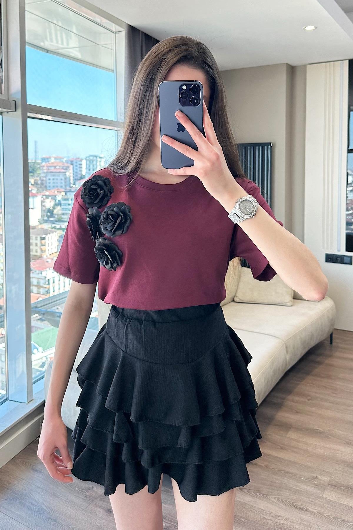 GÜL AKSESUARLI TİŞÖRT