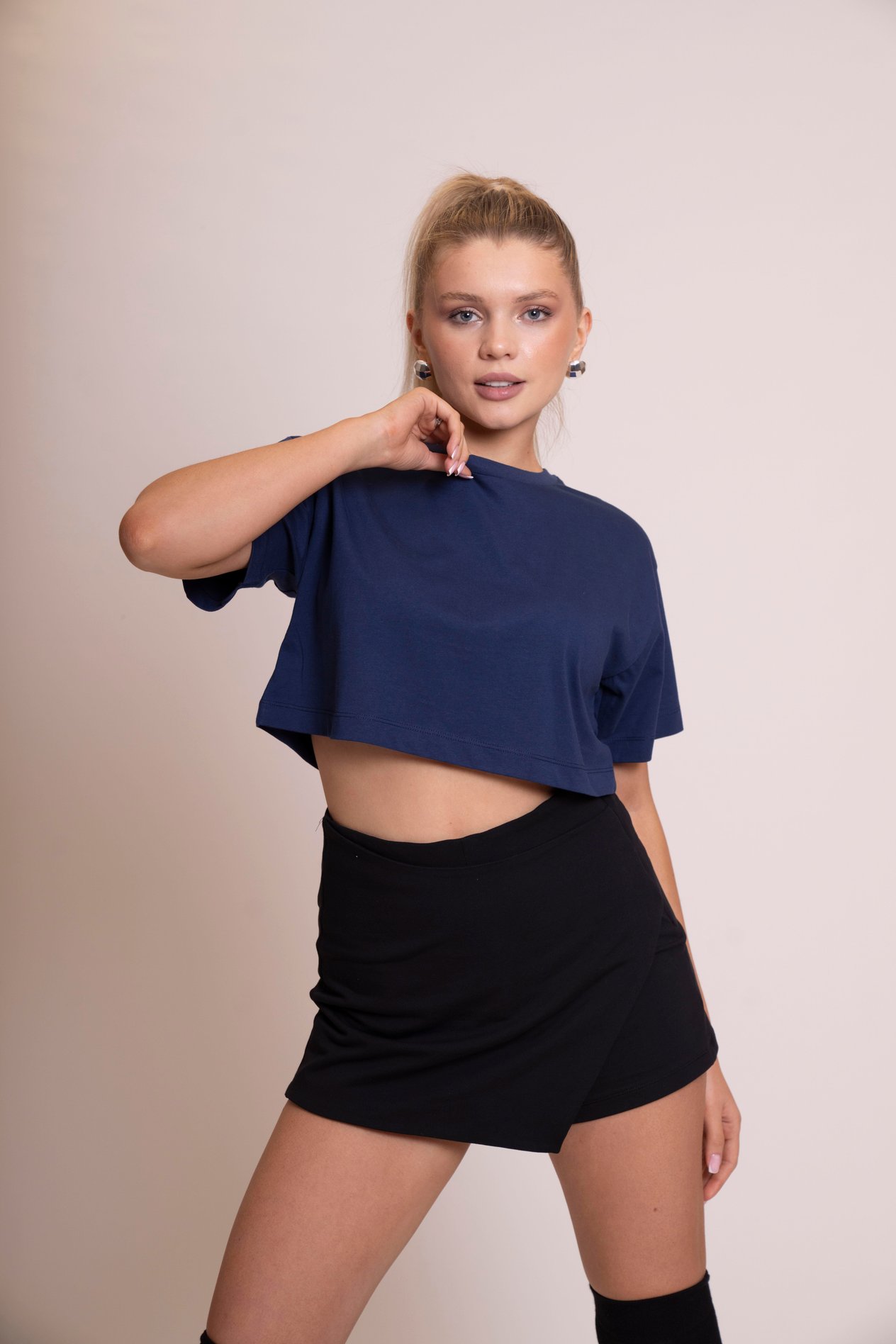 AFLOOW Delicate Kadın Lacivert Oversize Kısa Kollu Crop Tişört – Sırtı Baskılı Disco Top Tasarımı, Günlük Rahat Stil, Sokak Modası