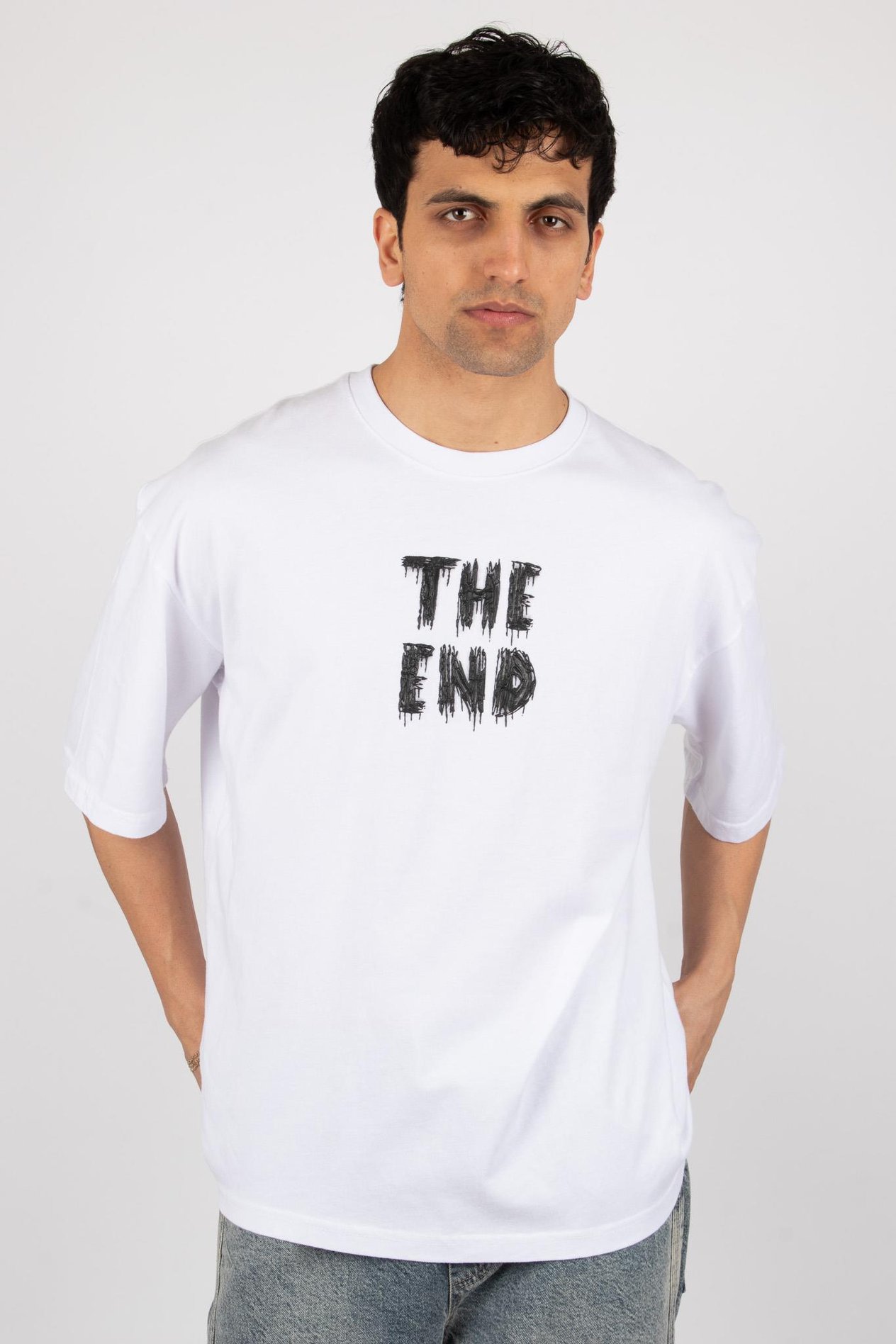 The end yazı baskılı beyaz tshirt