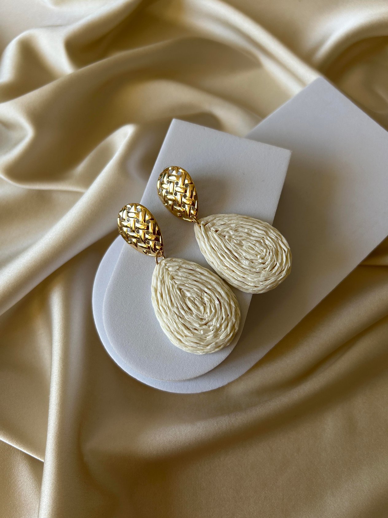 Beyaz Hasır Gold Küpe
