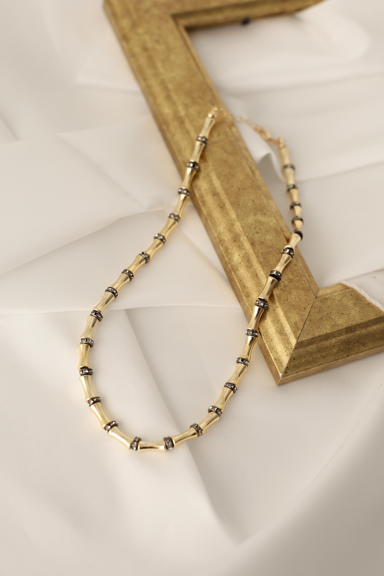 Zirkon Taşlı Gold Siyah Biyeli Kolye