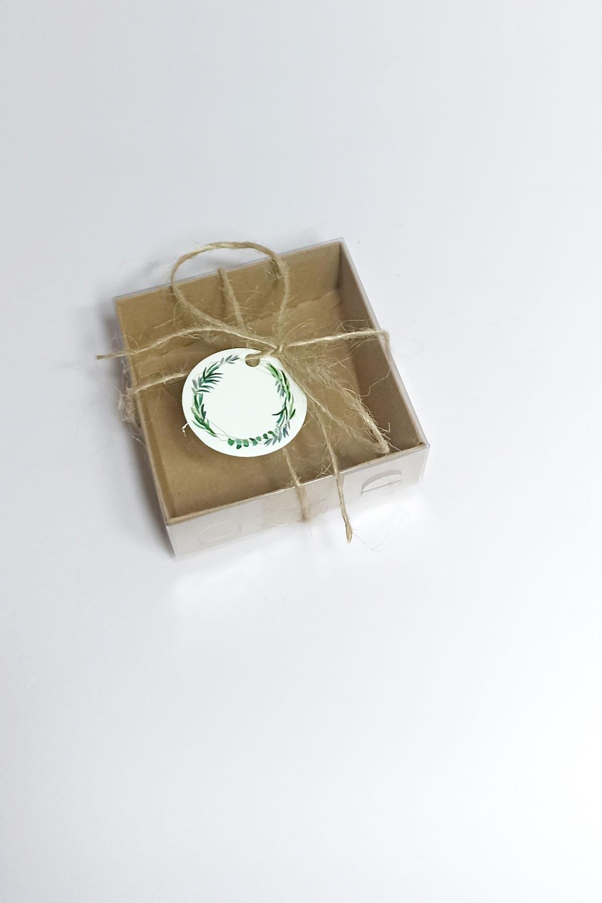 Beyaz Etiket Baskılı, Kraft Asetat Kapaklı Kutu,15 Adet Ipli Hediyelik Kutusu Set ( 8x8x3 Cm )
