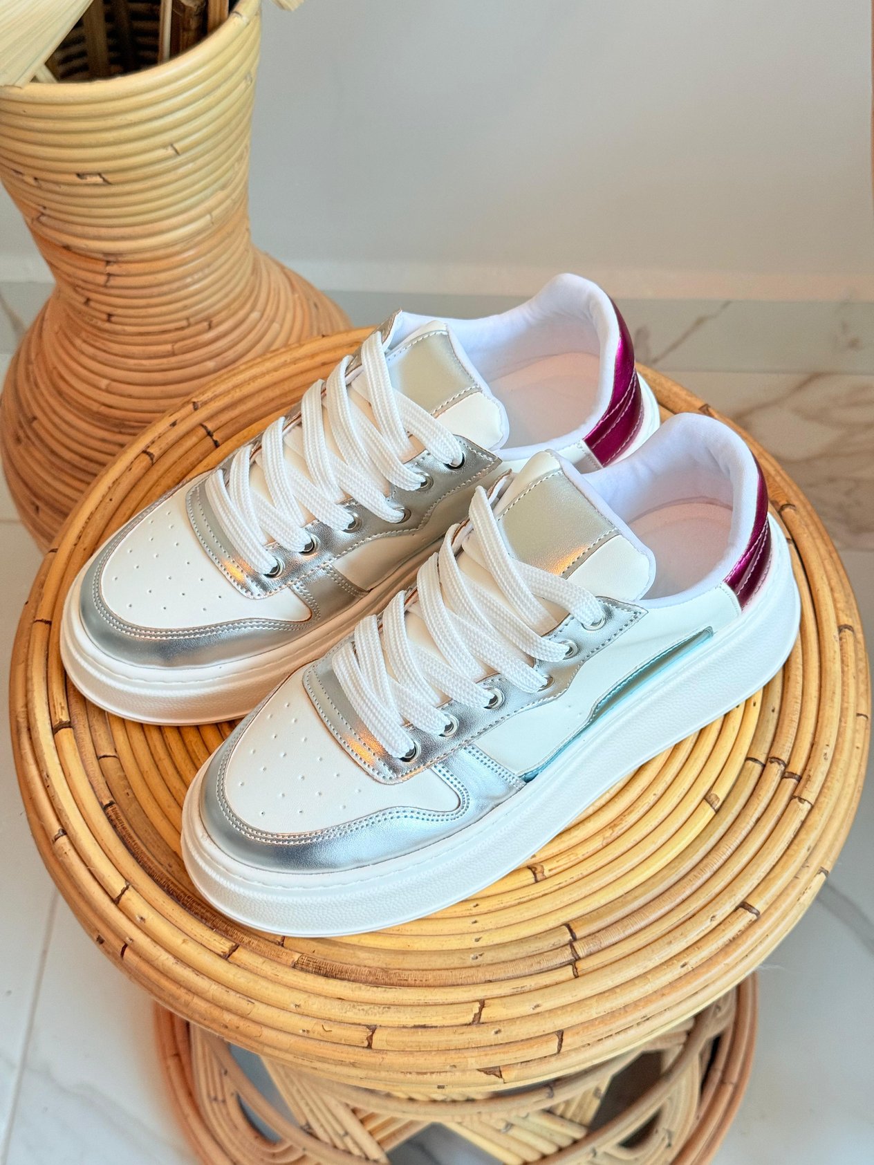 DARLA BEYAZ-FUŞYA HOLOGRAM DETAYLI BAĞCIKLI SNEAKERS