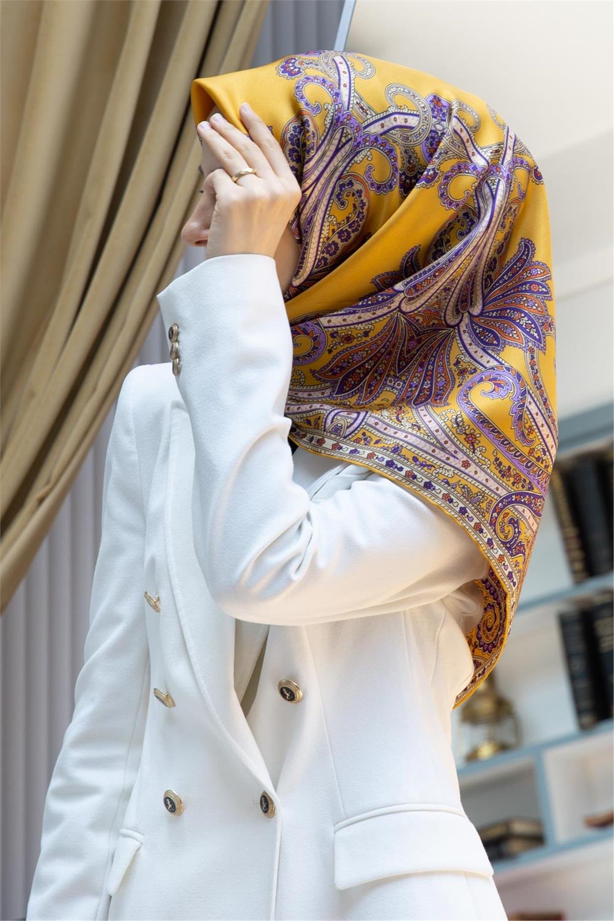 %100 Twill İpek Şal Desenli Gold Renkli 90x90 Eşarp Dikim Şekli : El Dikişi