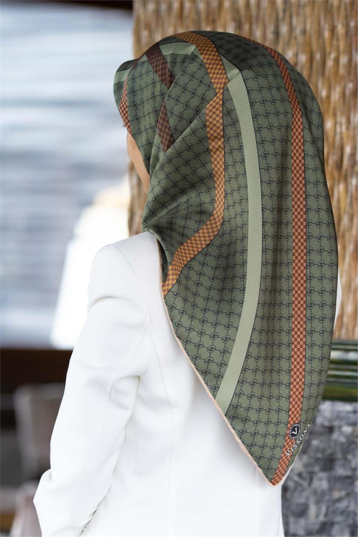 %100 Twill İpek Monogram Ve Şerit Desenli Haki - Taba Renkli 90x90 Eşarp Dikim Şekli : El Dikişi