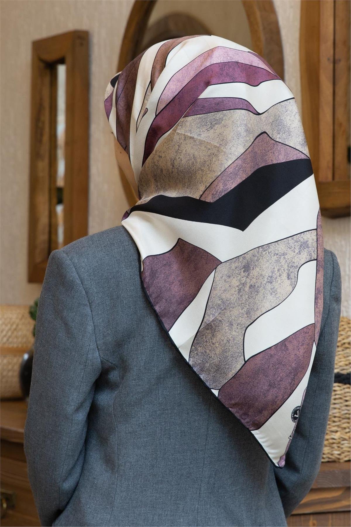 %100 Twill İpek Geometrik Desenli Pudra - Somon Renkli 90x90 Eşarp Dikim Şekli : El Dikişi