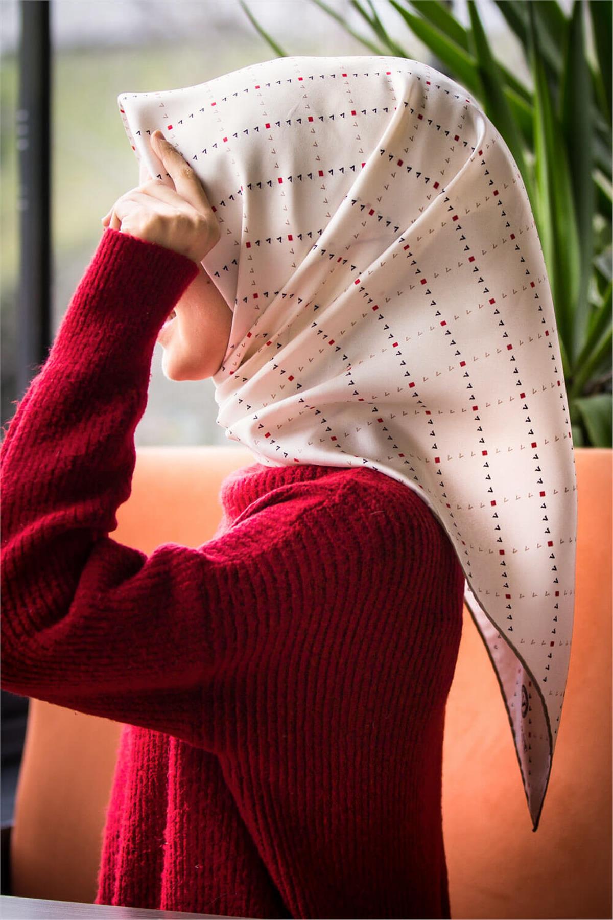 %100 Twill İpek Minik V Desenli Beyaz Renkli 90x90 Eşarp Dikim Şekli : El Dikişi