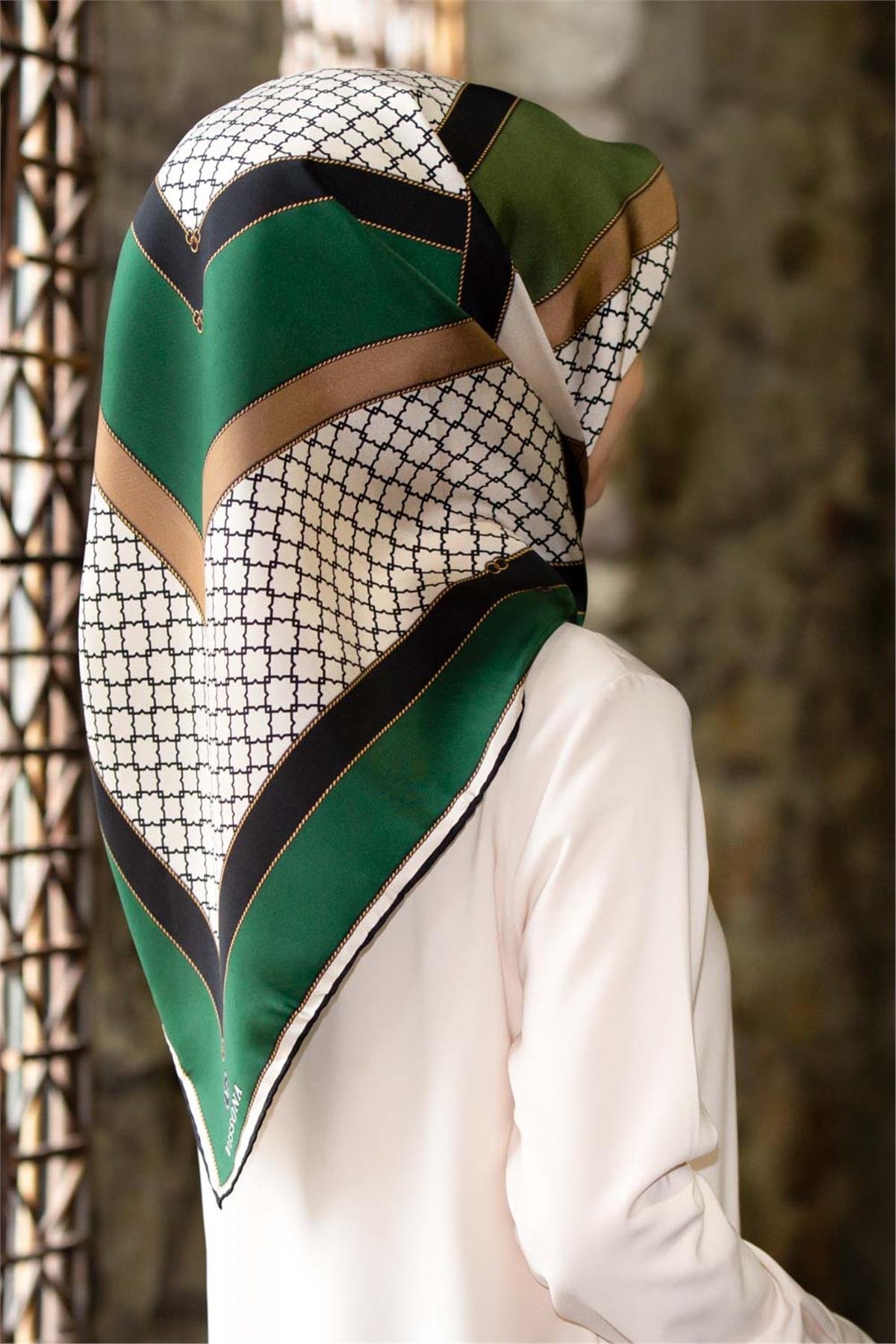 %100 Twill İpek Geometrik Desenli Zümrüt Yeşili - Siyah Renkli 90x90 Eşarp Dikim Şekli : El Dikişi