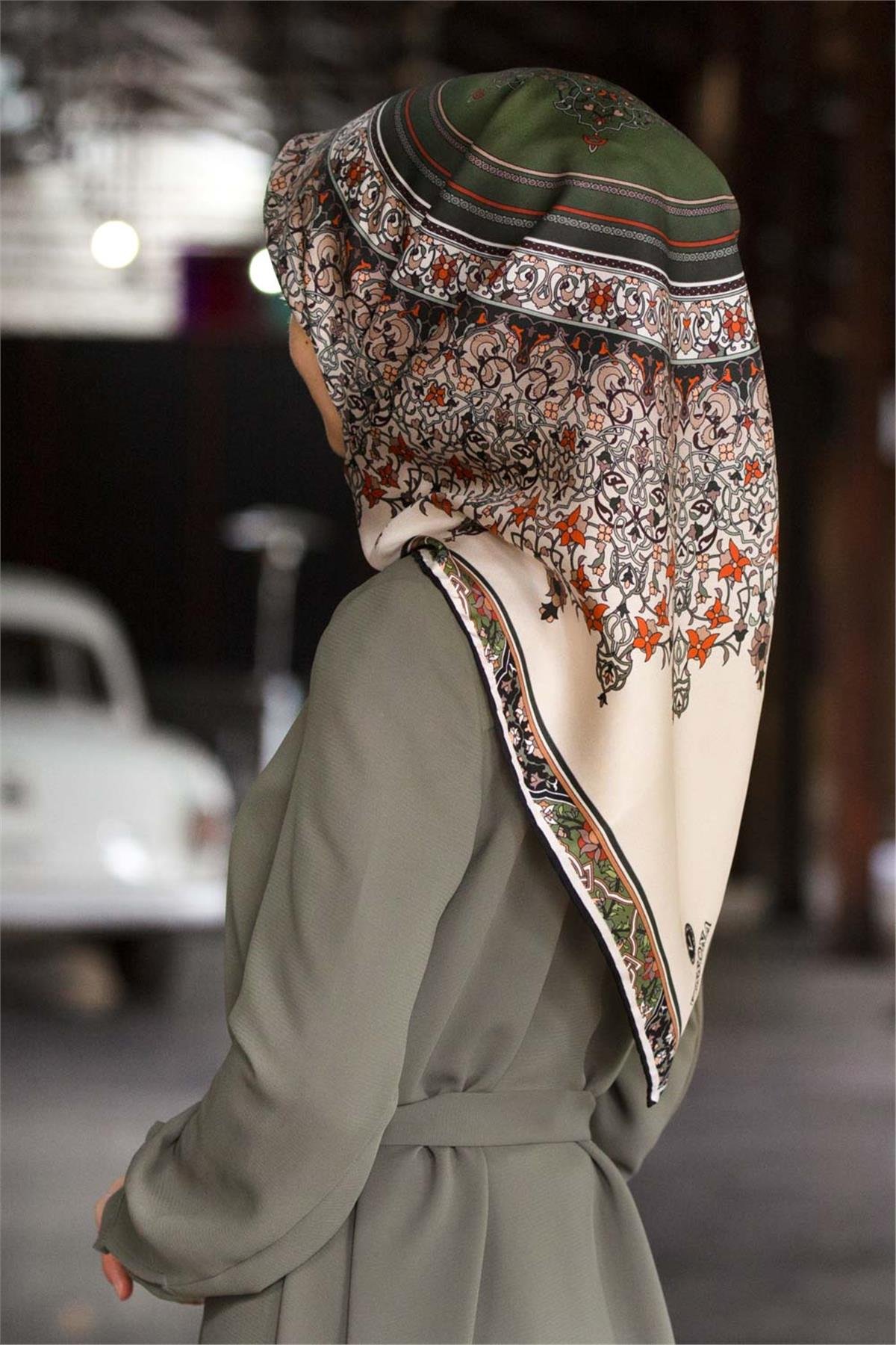 %100 Twill İpek Şal Desenli Haki Renkli 90x90 Eşarp Dikim Şekli : El Dikişi