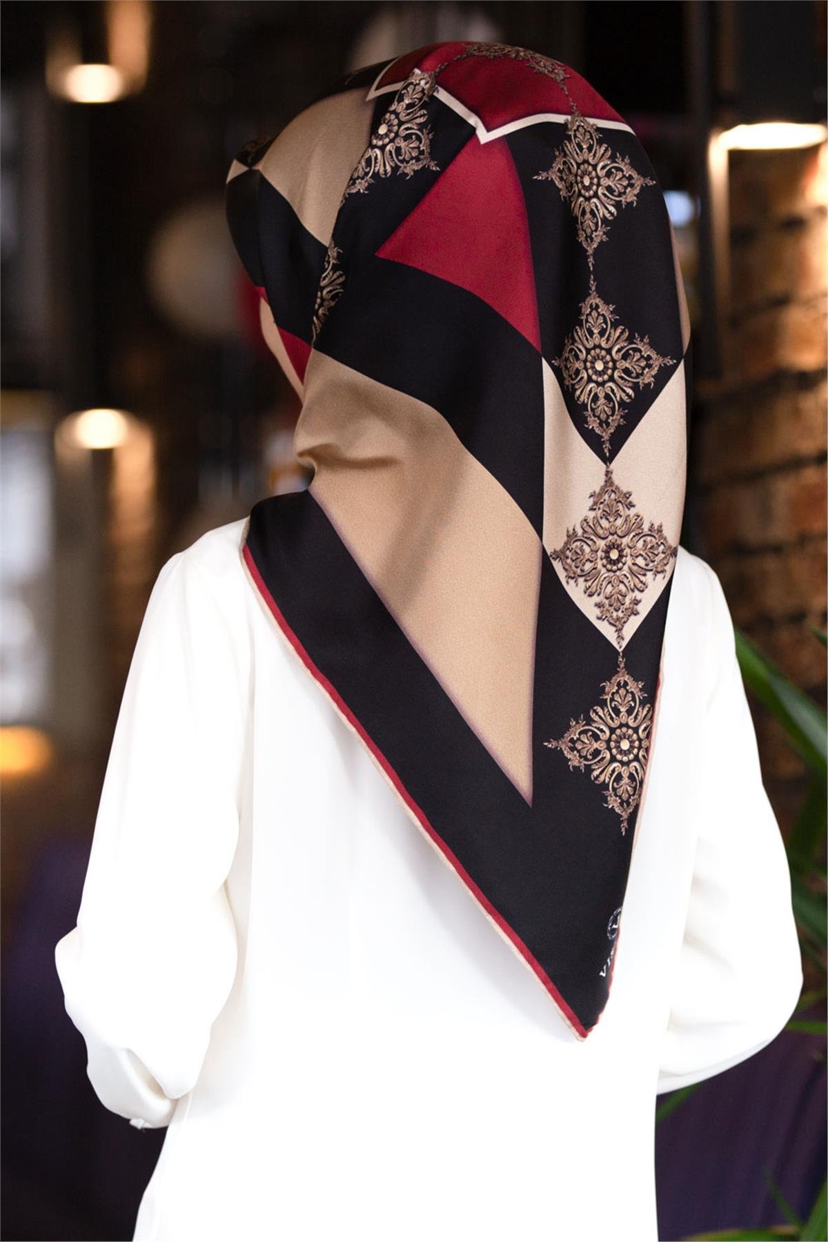%100 Twill İpek Geometrik ve Barok Desenli Siyah - Bordo Renkli 90x90 Eşarp Dikim Şekli : El Dikişi