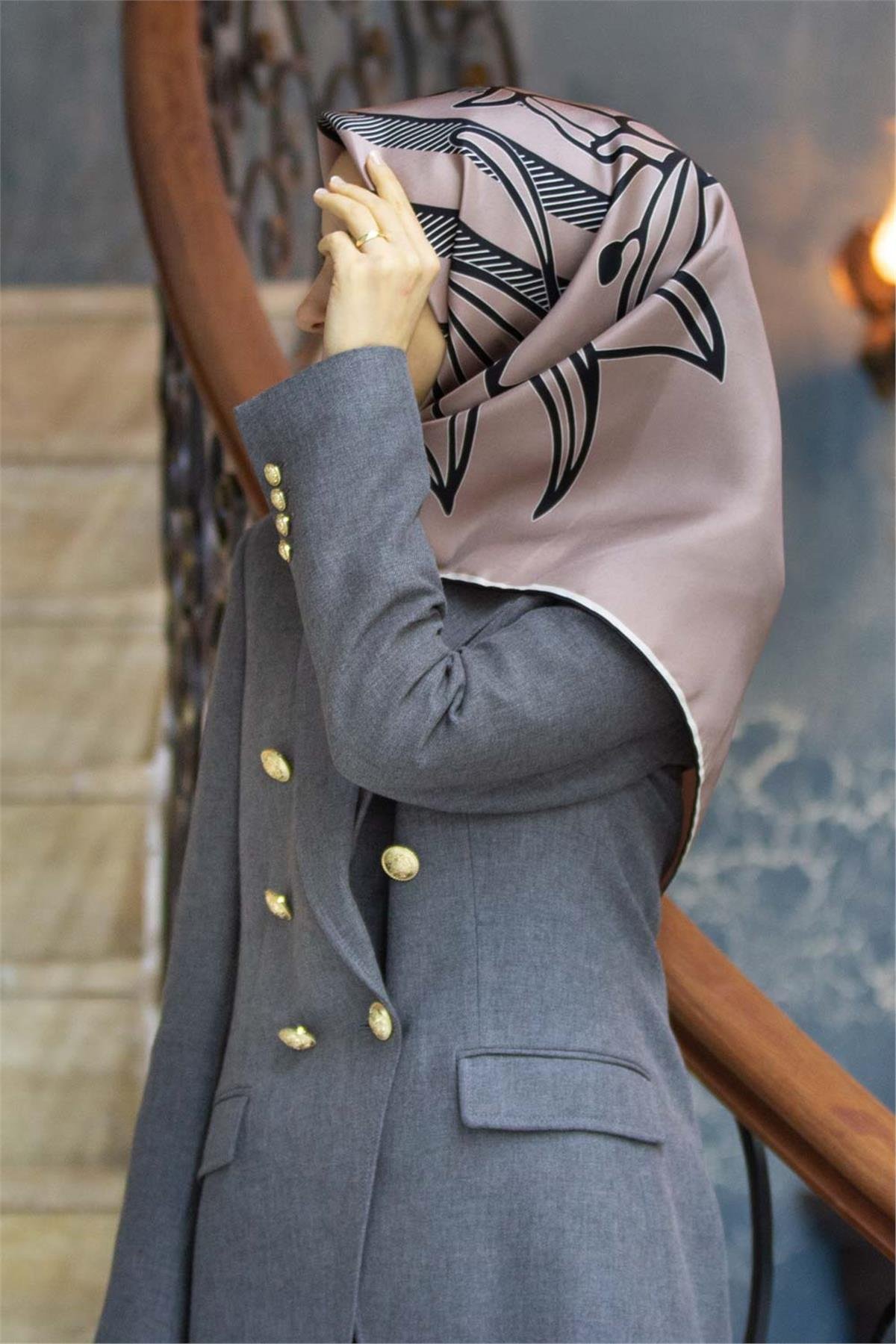 %100 Twill İpek Çizgili Çiçek Desenli Vizon - Siyah Renkli 90x90 Eşarp Dikim Şekli : El Dikişi