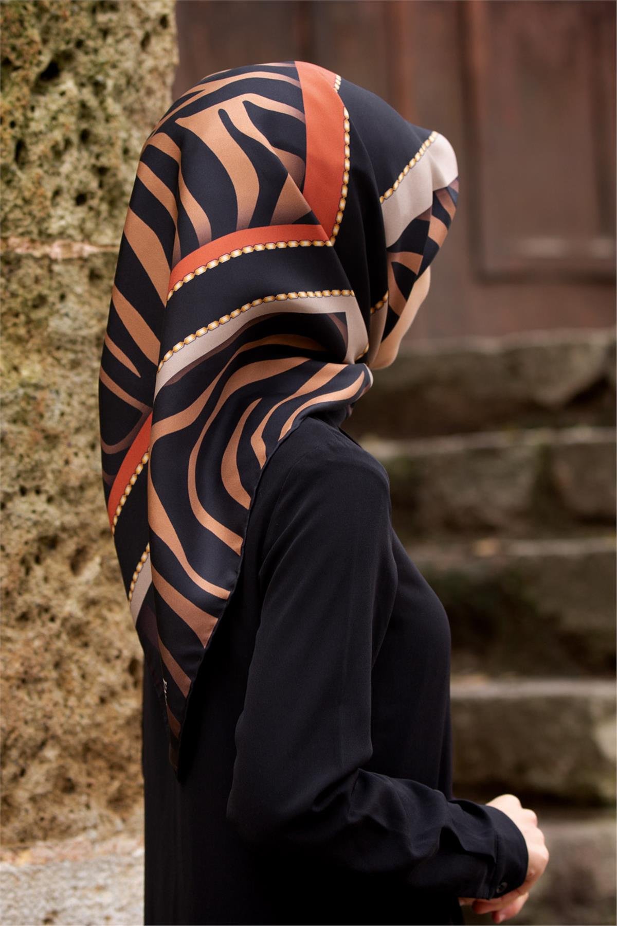 %100 Twill İpek Zebra Desenli Gold - Siyah Renkli 90x90 Eşarp Dikim Şekli : El Dikişi
