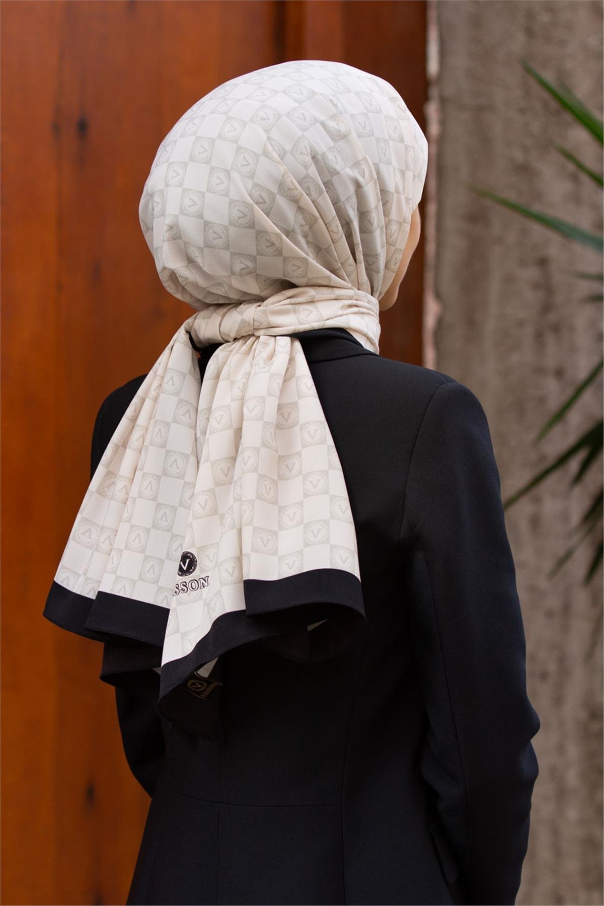 LÜKS MEDİNE İPEĞİ MONOGRAM DESENLİ KREM - SİYAH RENKLİ 75X195 KIRIŞMAZ ŞAL MOSS KREP DİKİŞ TİPİ İTALYAN DİKİŞLİ