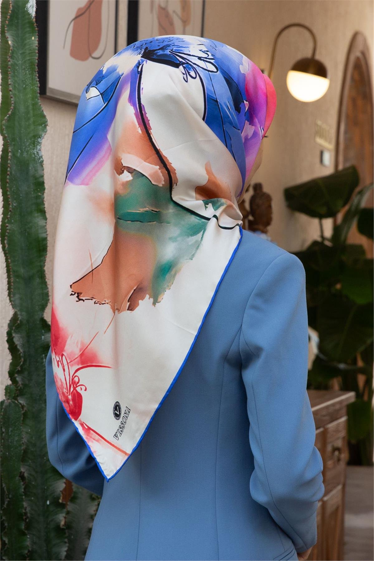 %100 Twill İpek Sulu Boya Çiçek Desenli Saks Renkli 90x90 Eşarp Dikim Şekli : El Dikişi