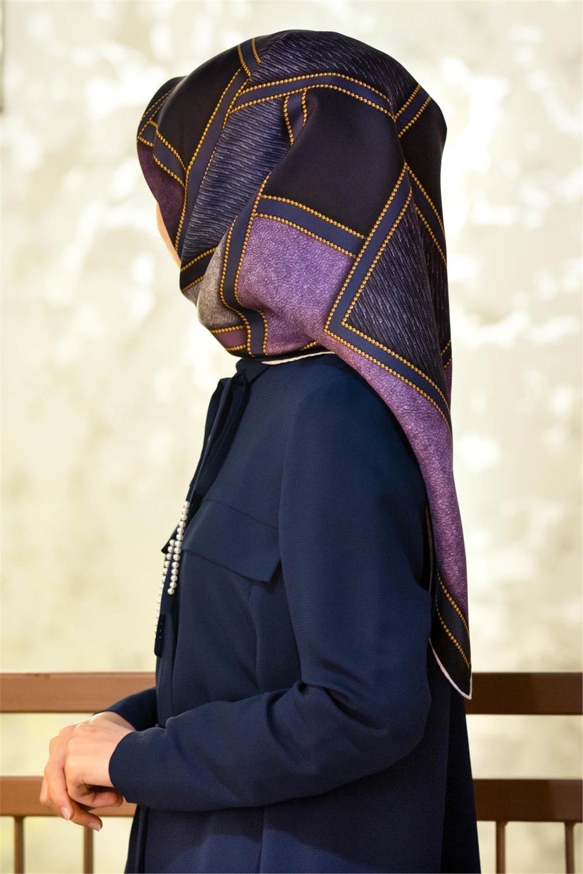 100% Twill İpek Gold Detaylı Kare Desenli Lacivert - Mürdüm Renkli 90x90 Dikim Şekli : El Dikişi