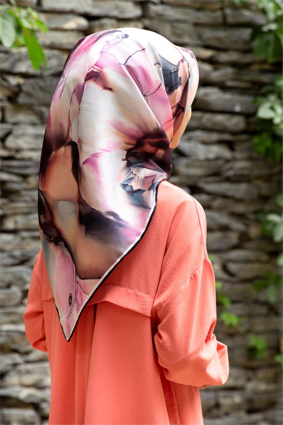 %100 Twill İpek Batik Çiçek Desenli Somon - Lila Renkli 90x90 Eşarp Kenar Dikiş Şekli El Dikişli