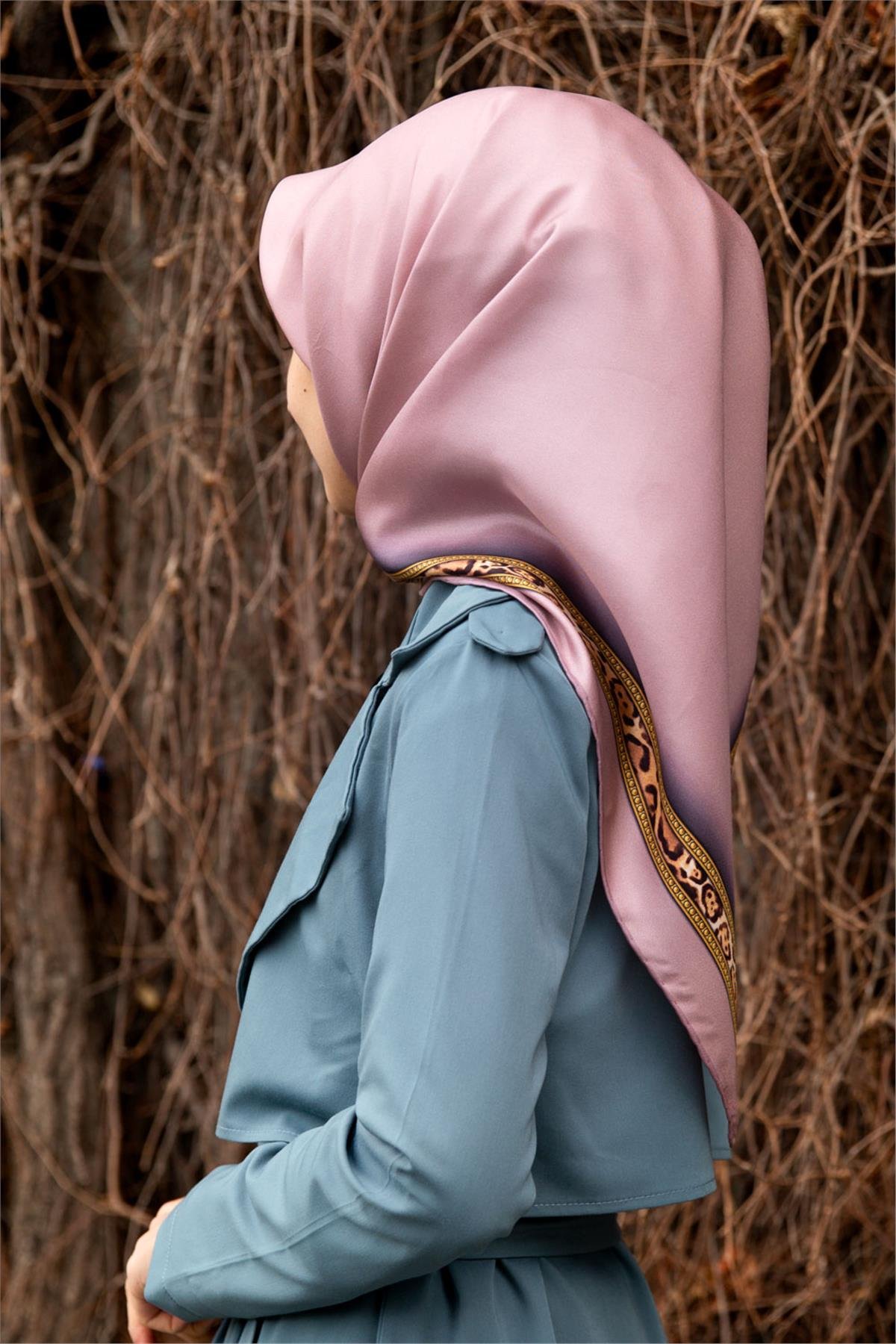 %100 Twill İpek Bordürü Leoparlı Düz Desenli Pudra - Gold Renkli 90x90 Eşarp Dikim Şekli : El Dikişi