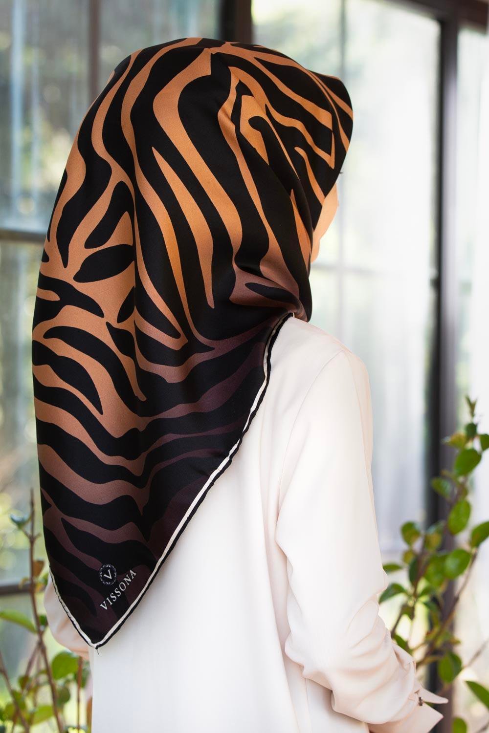 %100 Twill İpek Zebra Desenli Gold - Siyah Renkli 90x90 Eşarp Dikim Şekli : El Dikişi
