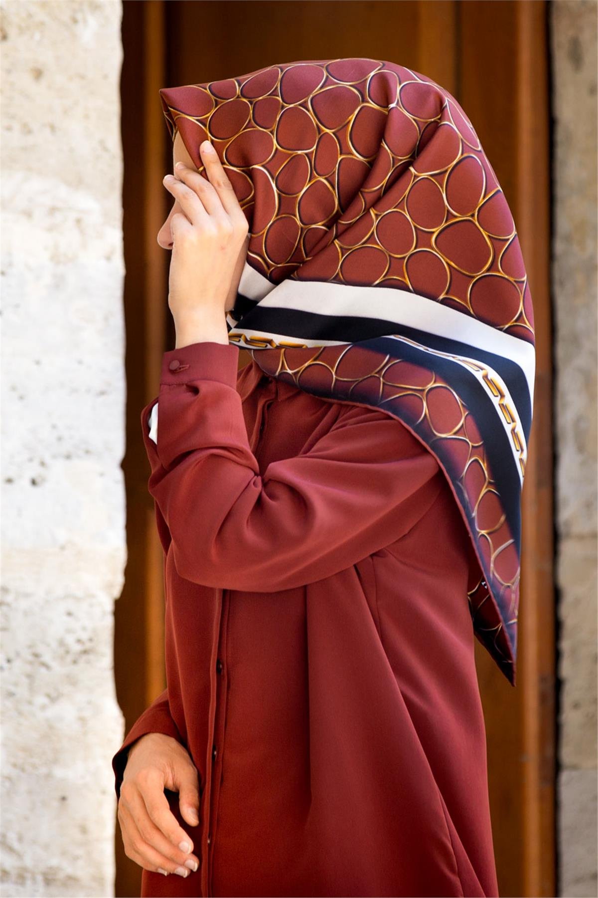 %100 Twill İpek Zincir Desenli Taba- Siyah Renkli 90x90 Eşarp Kenar Dikiş Şekli El Dikişli