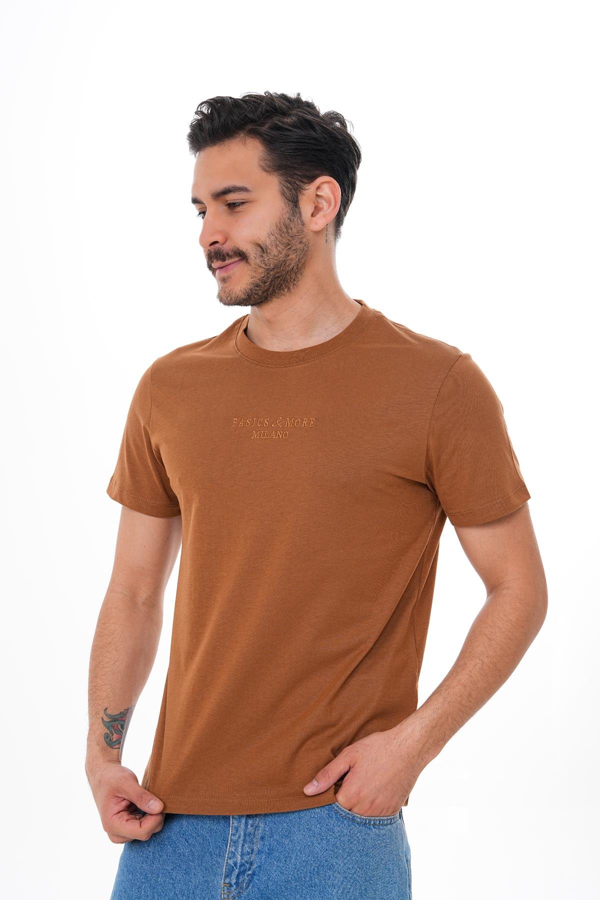 Basics&More Erkek %100 Pamuklu Nakışlı Kahverengi Bisiklet Yaka Tişört – Rahat ve Modern Tasarım 20802