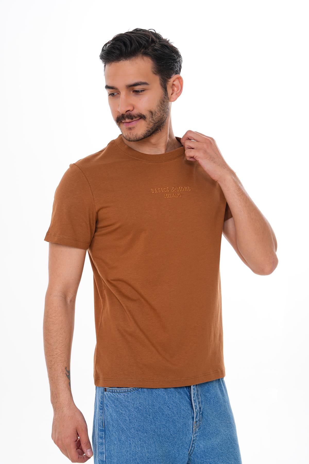 Basics&More Erkek %100 Pamuklu Nakışlı Kahverengi Bisiklet Yaka Tişört – Rahat ve Modern Tasarım 20802