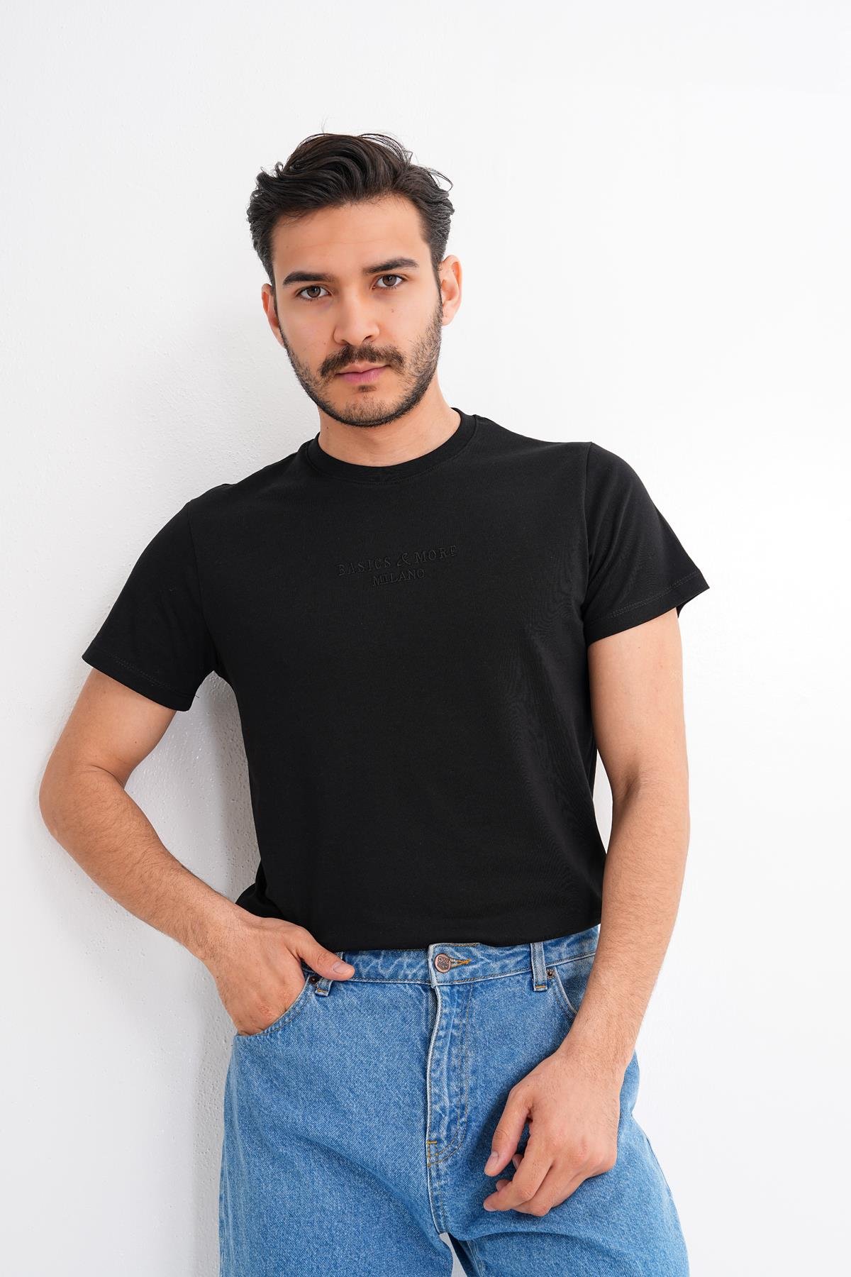 Basics&More Erkek %100 Pamuklu Nakışlı Siyah Bisiklet Yaka Tişört – Rahat ve Modern Tasarım 20802