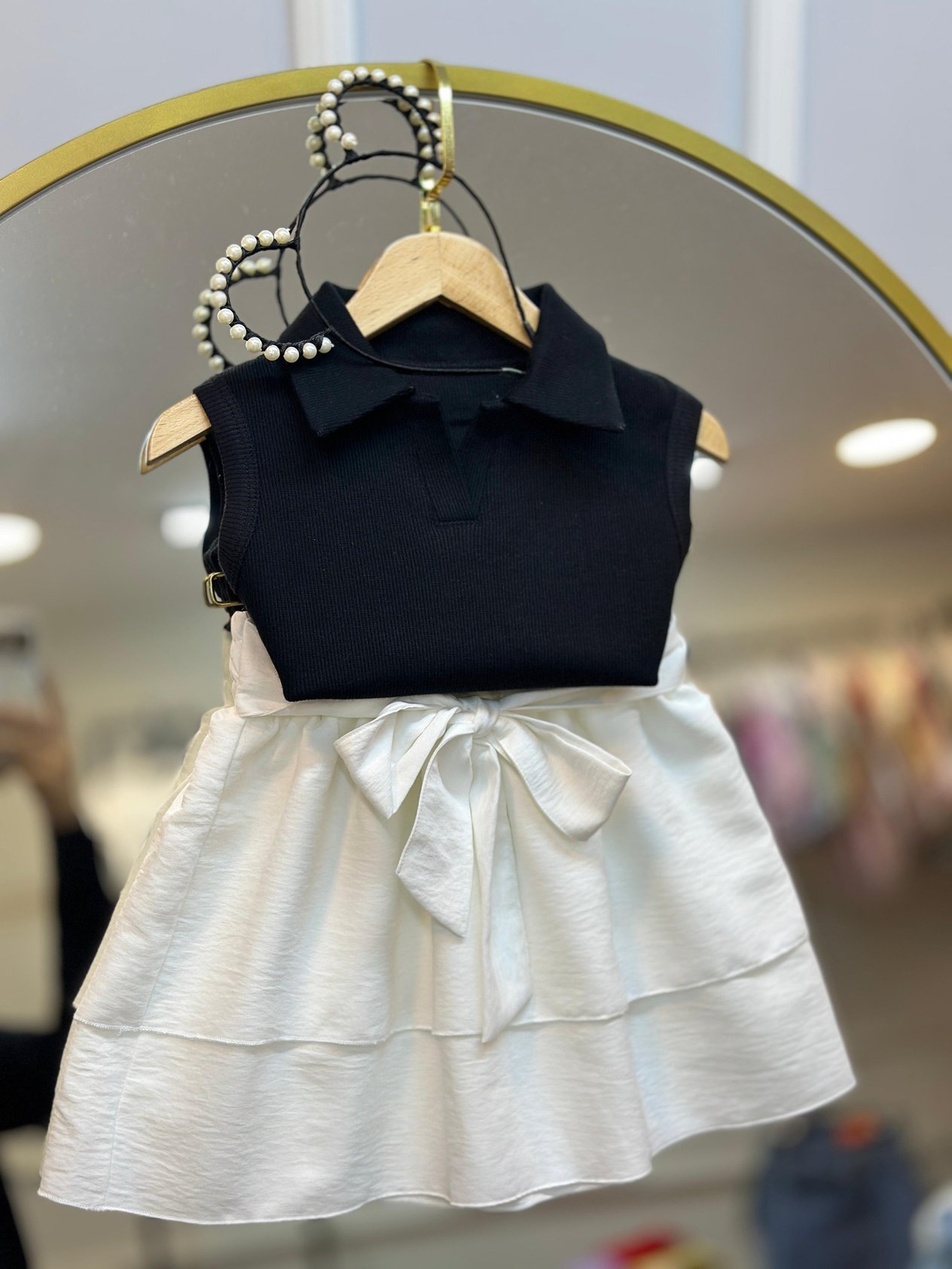 Siyah Yaka Detaylı Body & Fiyonk Detaylı Etek ( Toka Hediyeli )