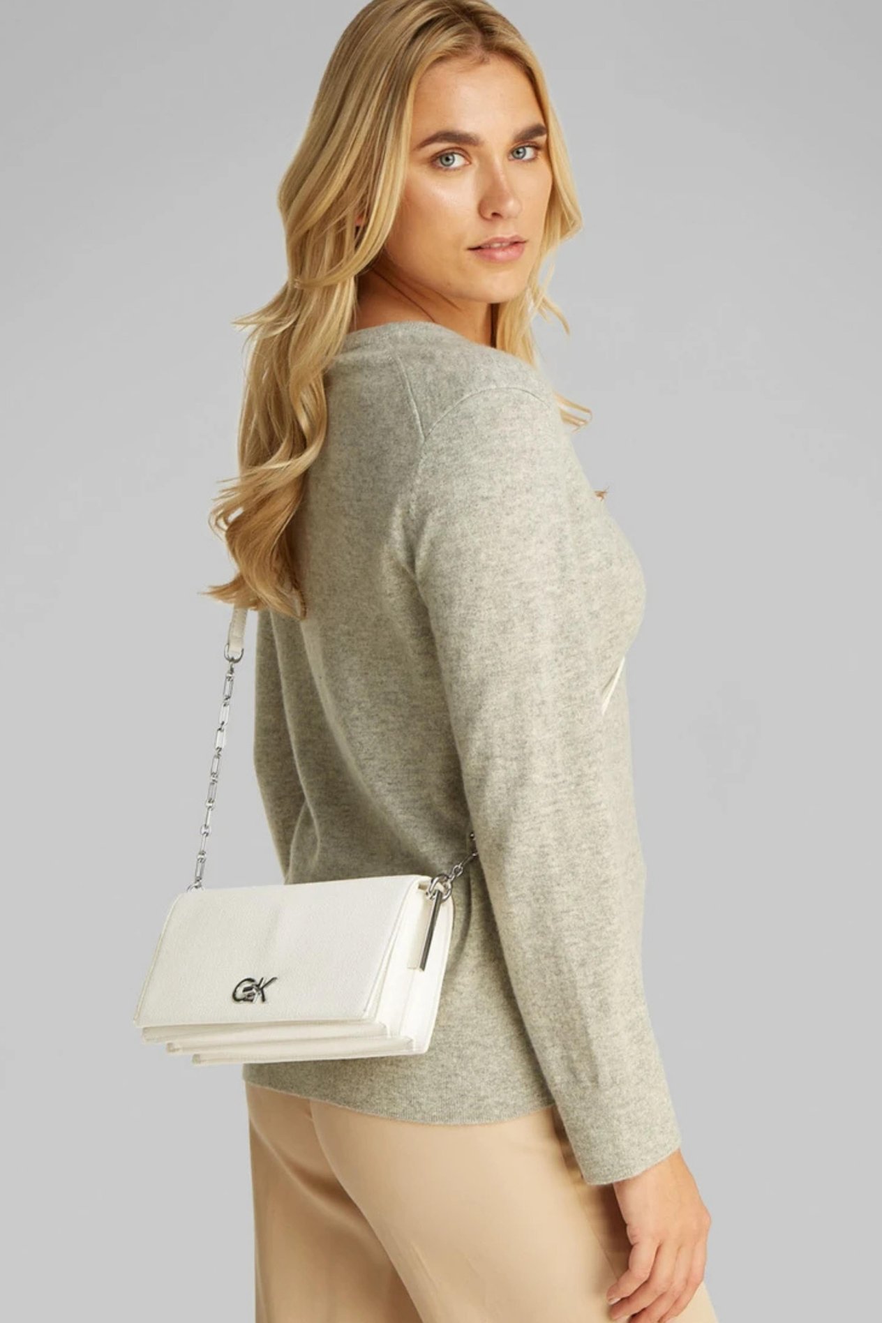 Calvin Klein 2807 Kadın Ck Elongated Omuz Çantası