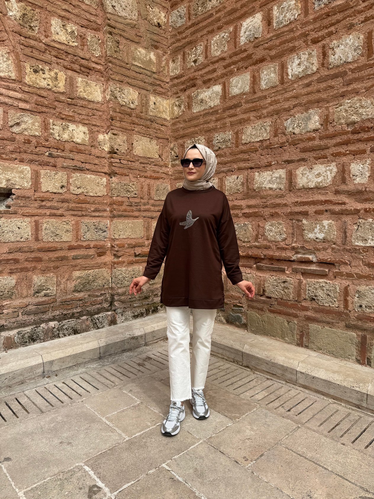 4529 TAŞ İŞLEMELİ KUŞ DETAYLI SWEATSHİRT ACI KAHVE 