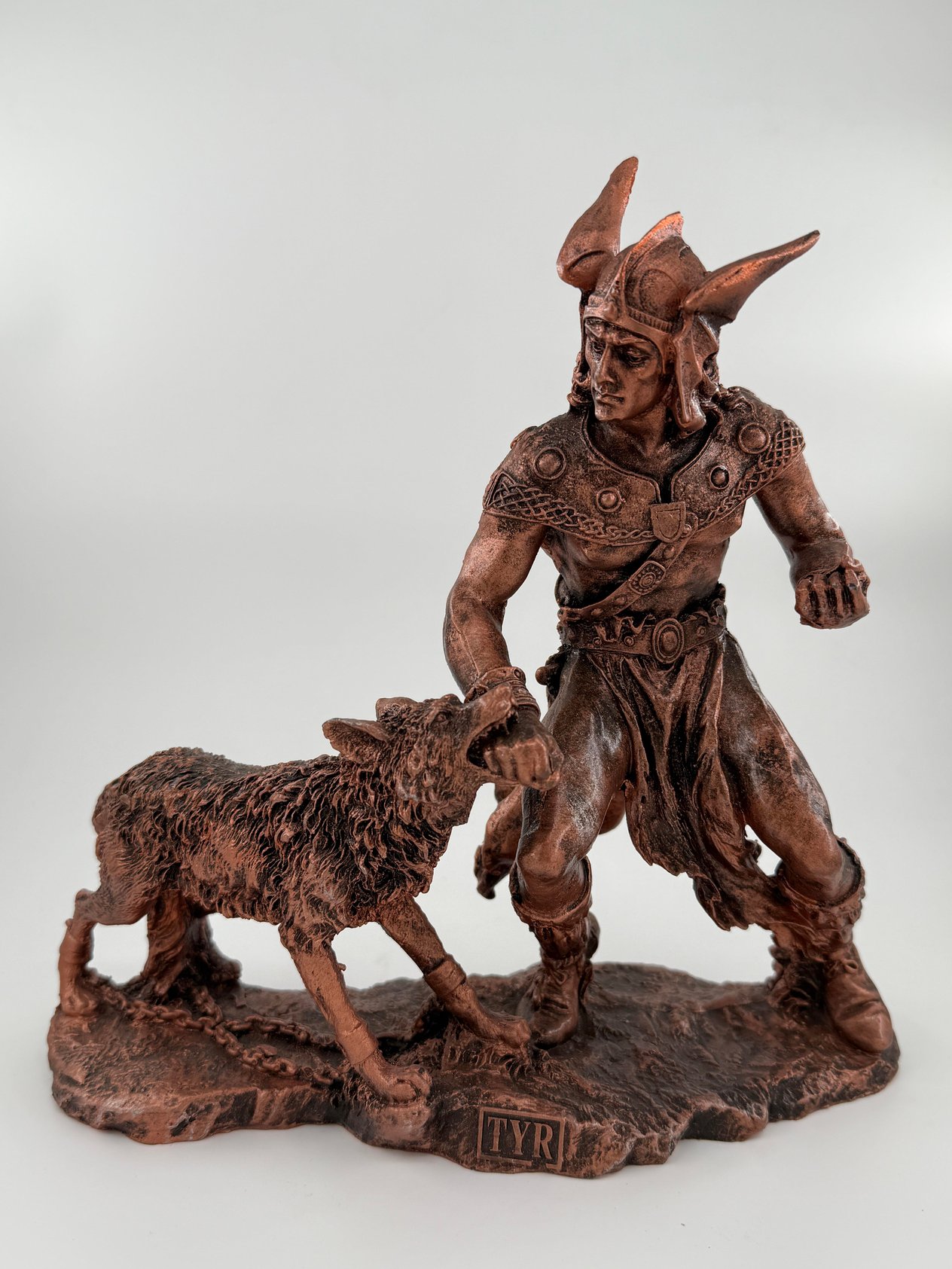 TYR (MİĞFER)