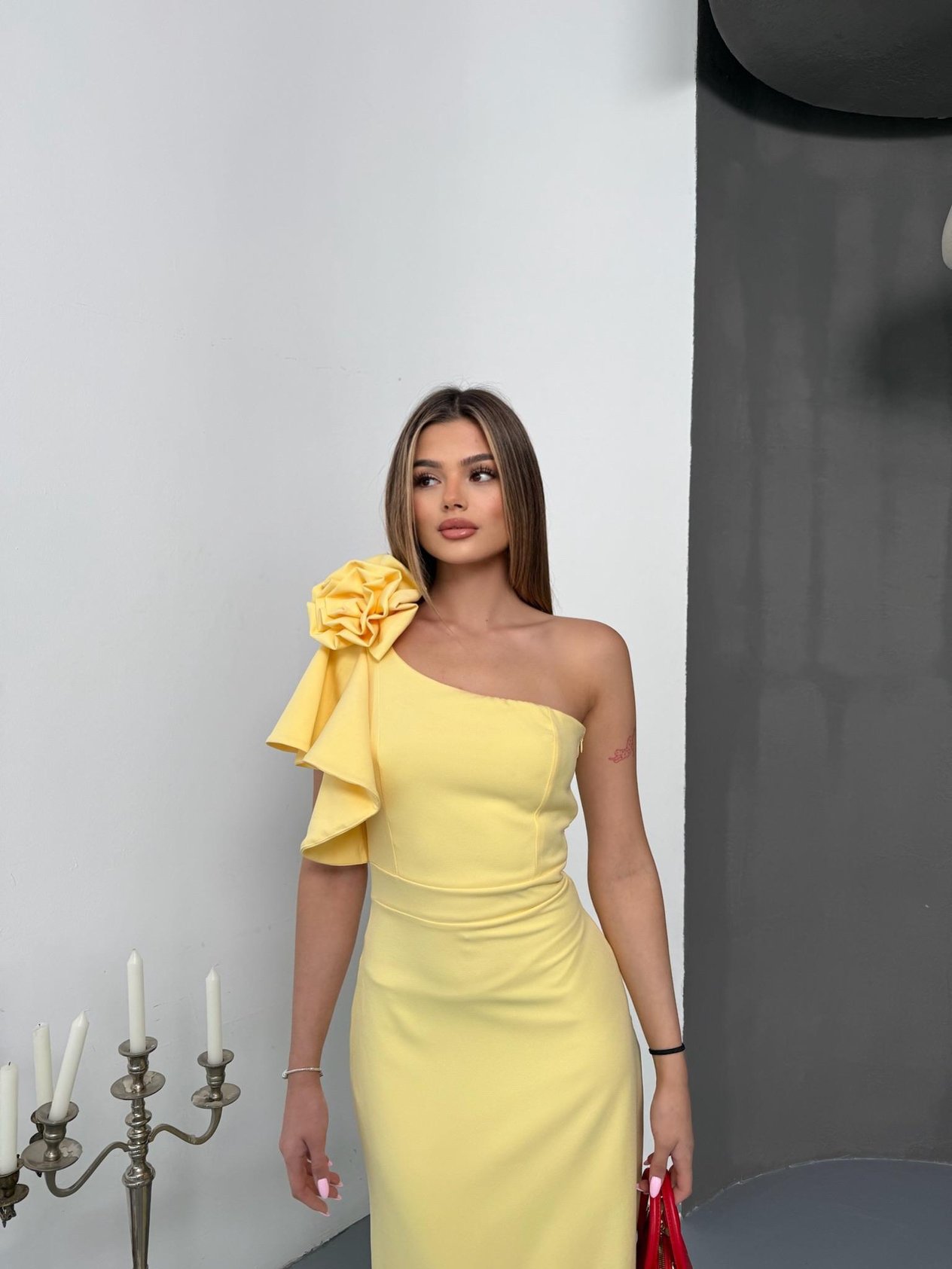 Gül Detaylı Uzun Yırtmaçlı Tek Omuz Şık Elbise