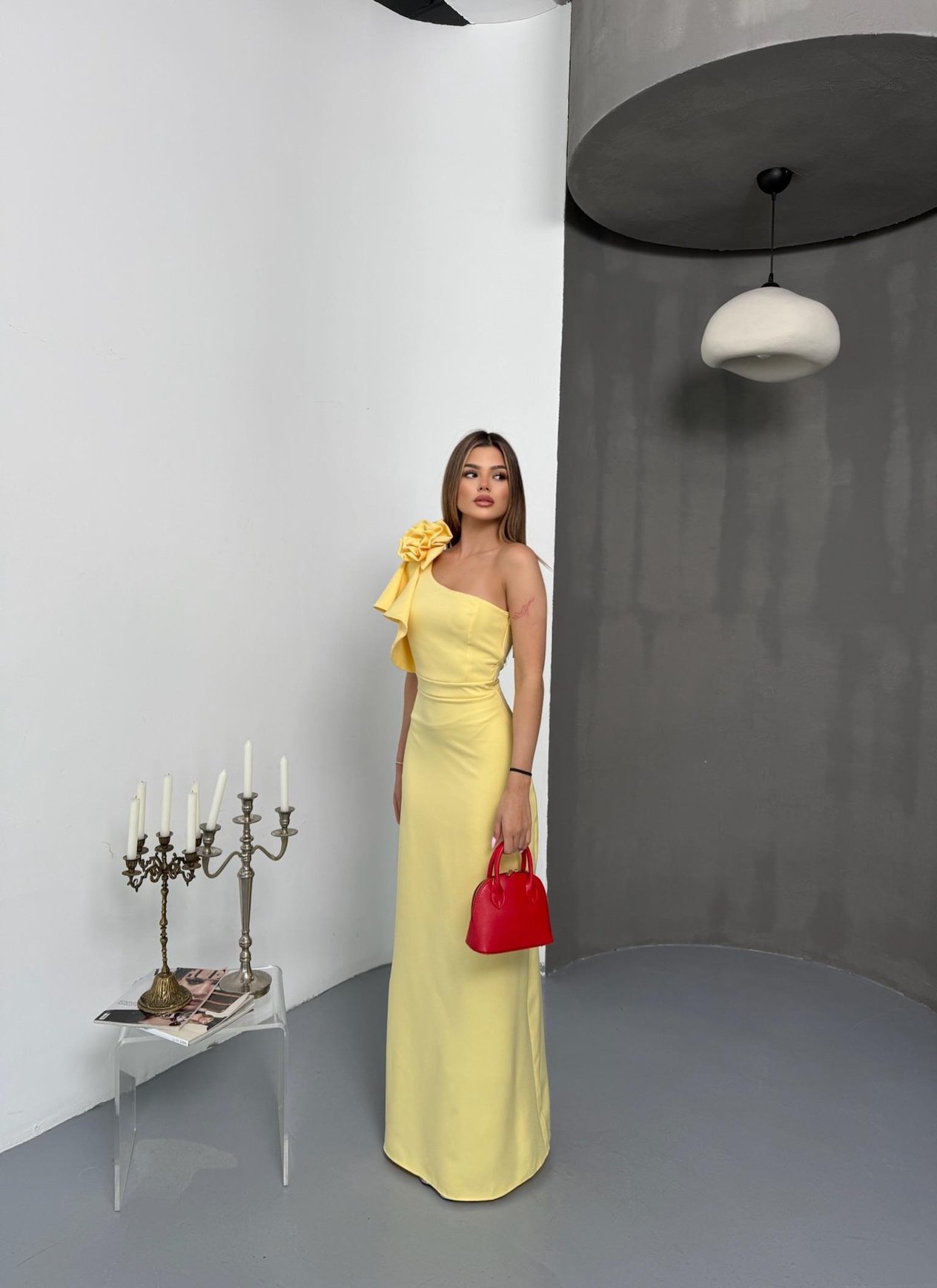 Gül Detaylı Uzun Yırtmaçlı Tek Omuz Şık Elbise